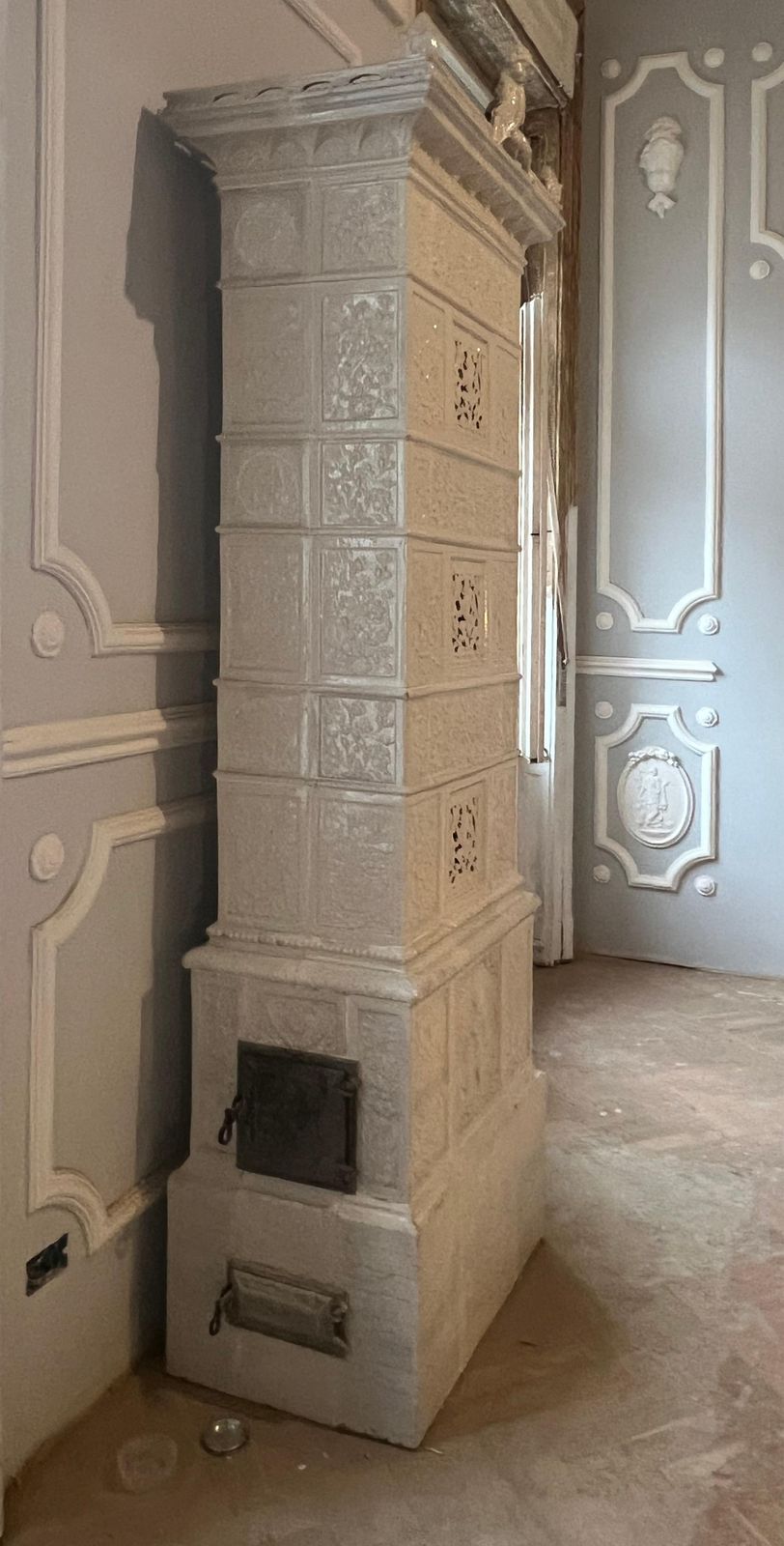 photo furniture Ceramic Wood Stove By Meissen. 1900s