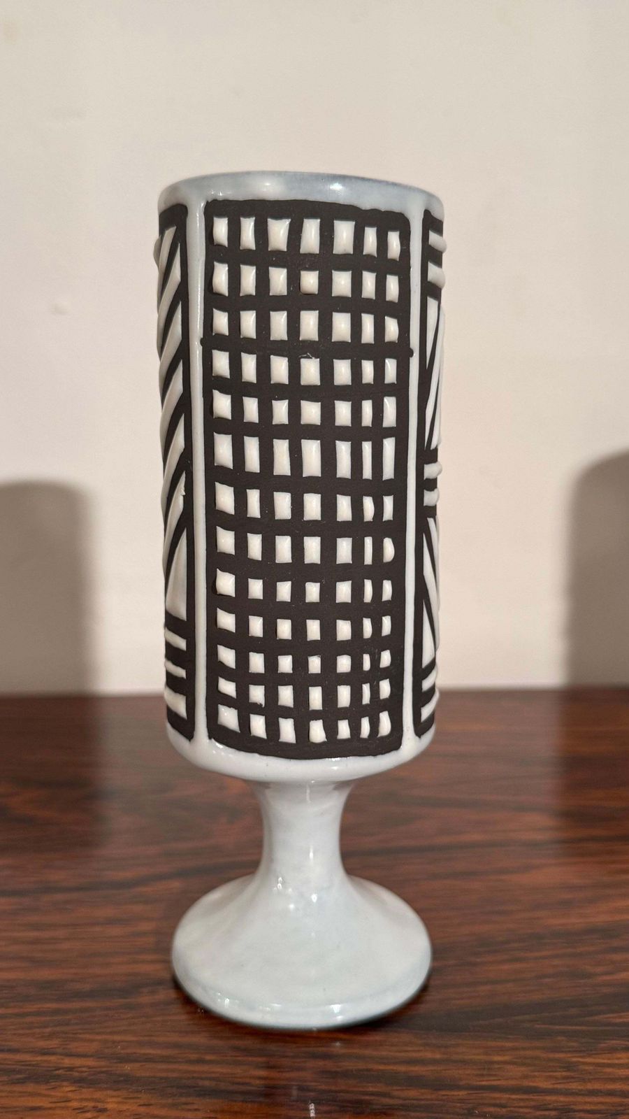 photo vintage Ceramic Small Vase Black And White Graphic Geometric Design By Capron, Vallauris