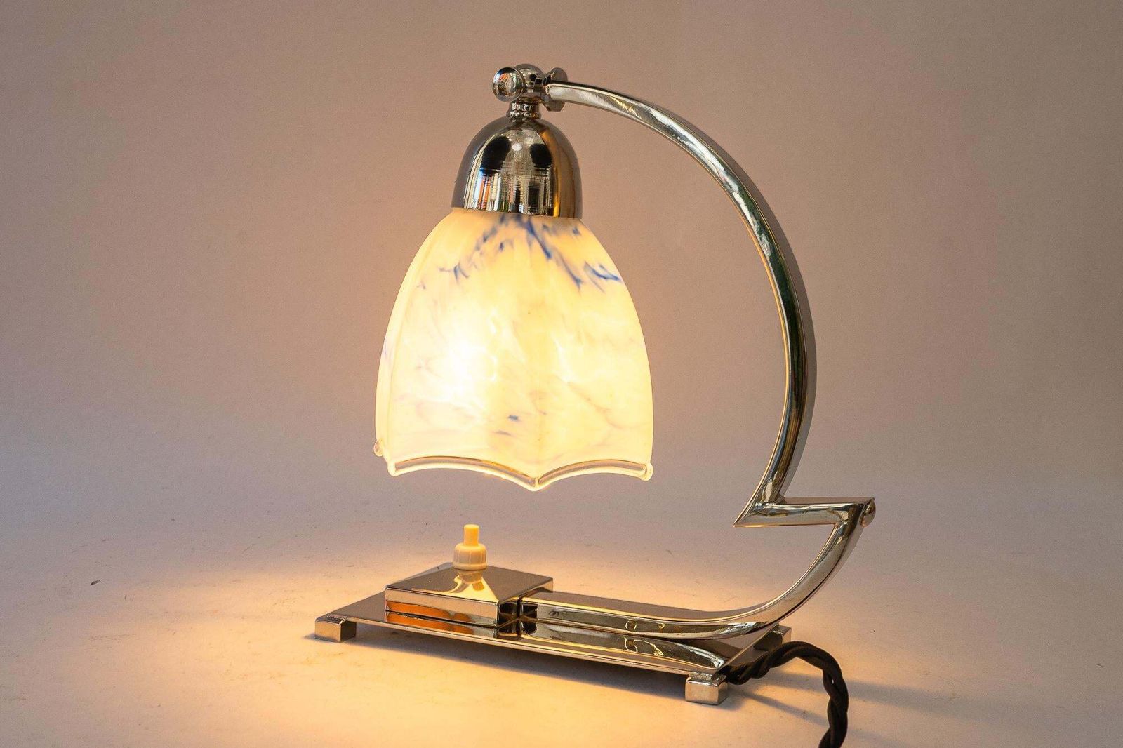 photo vintage Swiveling Nickel Art Deco Table Lamp With Original Glass Shade Around 1920s
