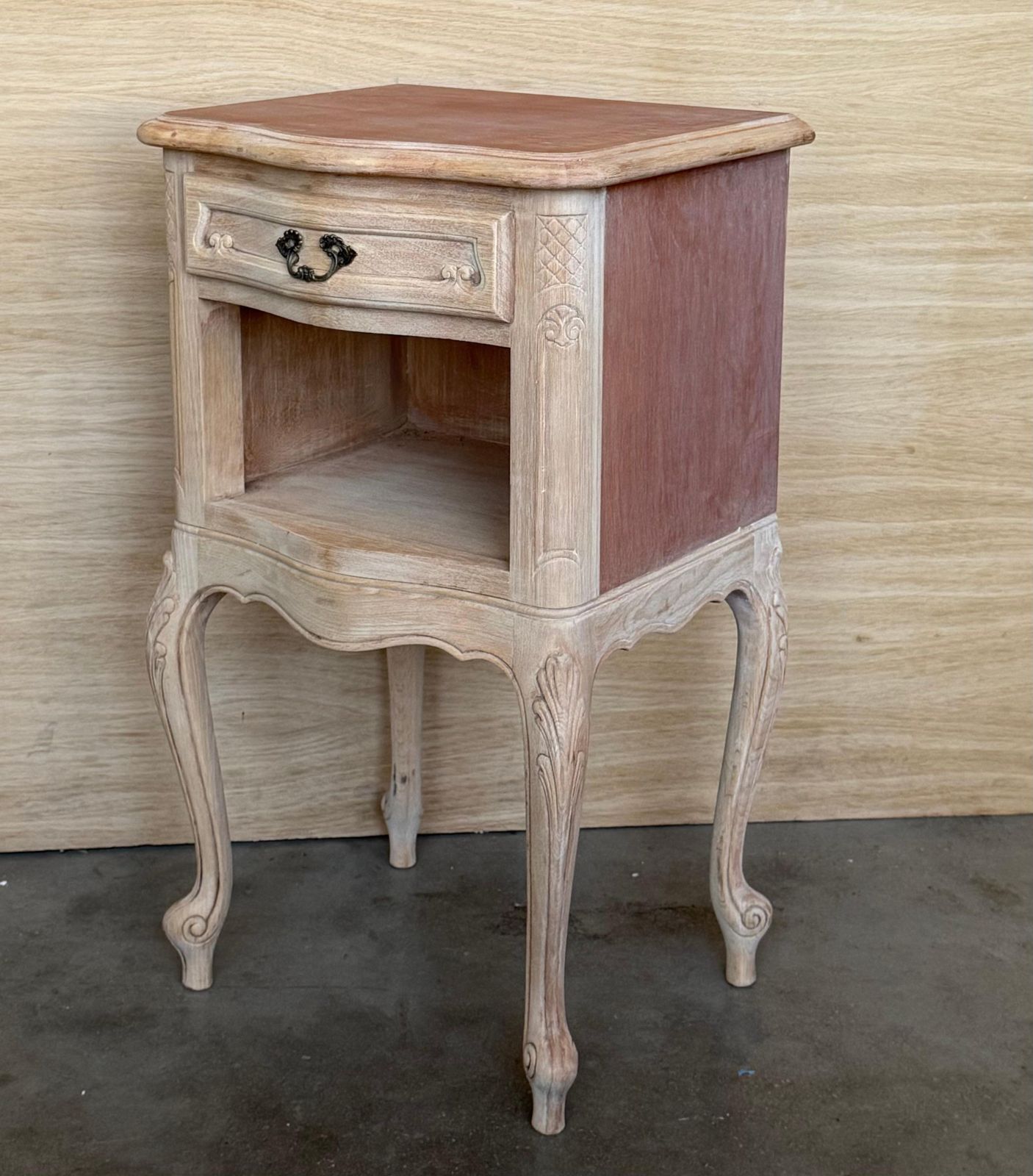 Paire de tables de chevet françaises en noyer blanchi sculpté à deux tiroirs photo vinterior