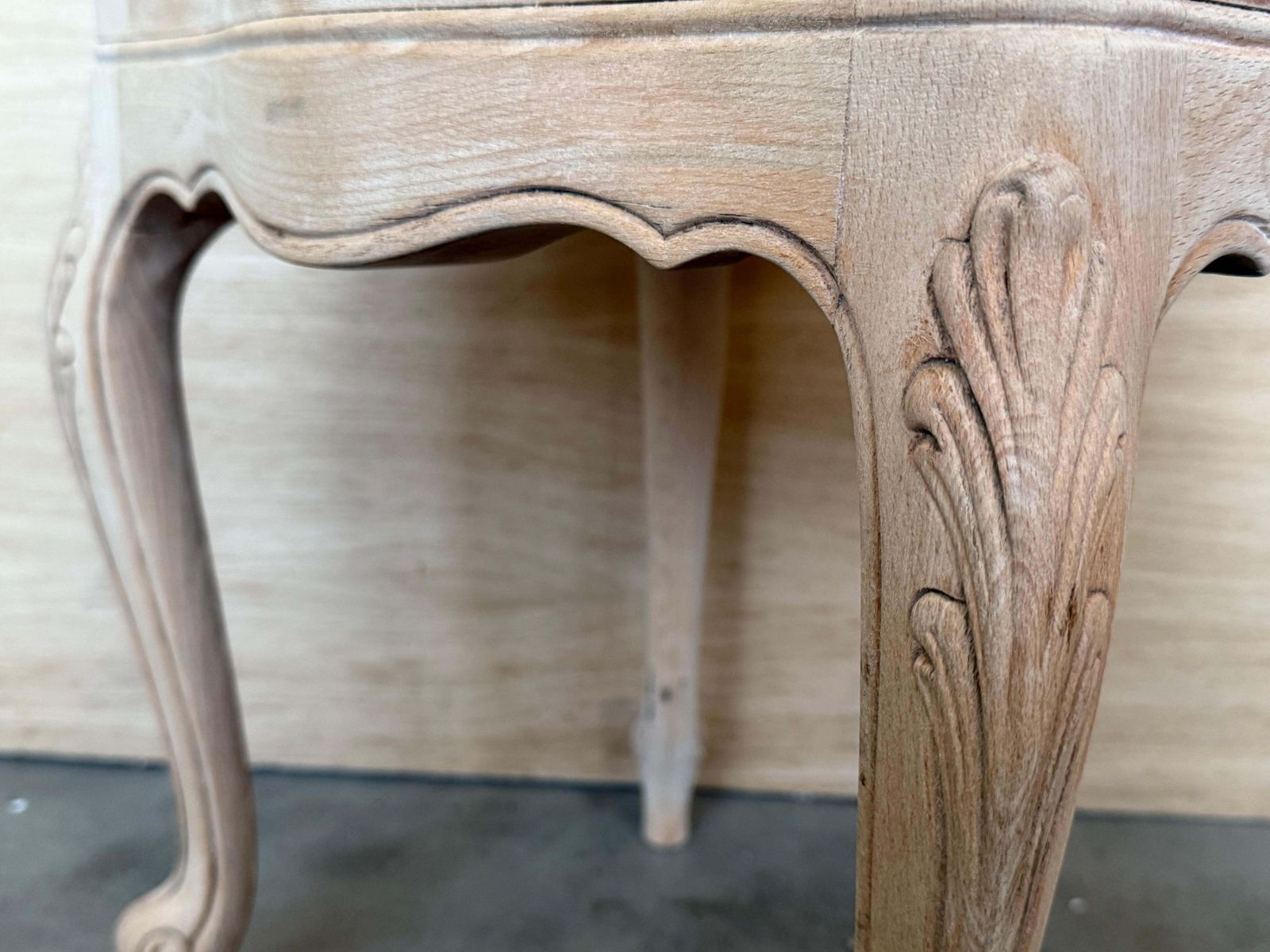 photo furniture Paire de tables de chevet françaises en noyer blanchi sculpté à deux tiroirs