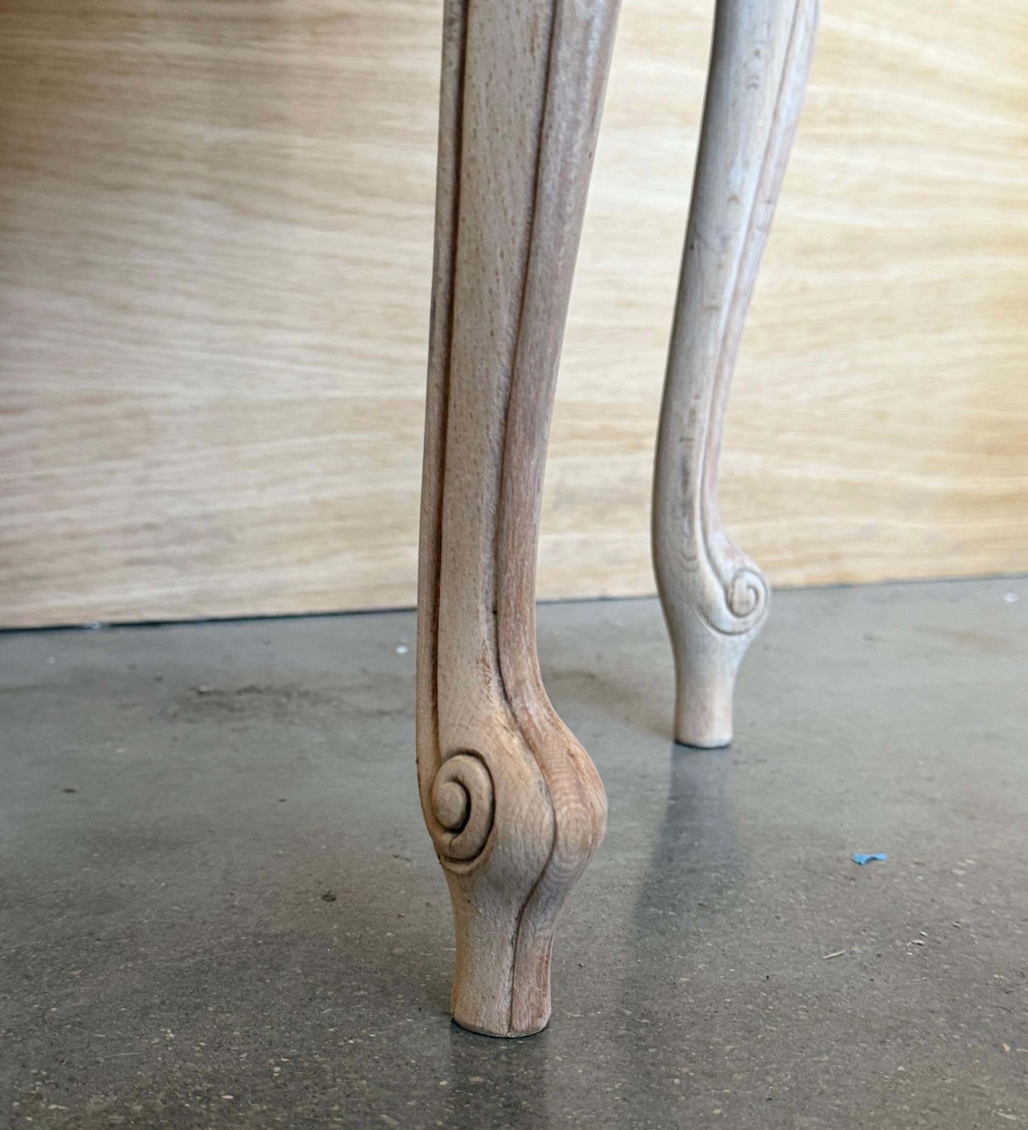 photo for sale Paire de tables de chevet françaises en noyer blanchi sculpté à deux tiroirs