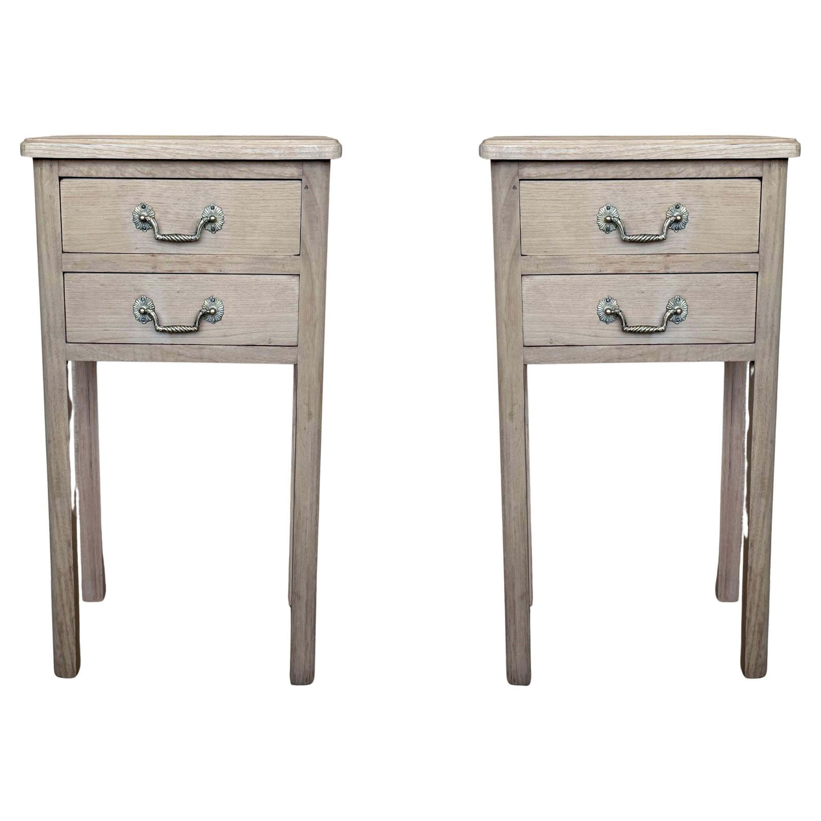 Paire de tables de chevet françaises en noyer blanchi, deux tiroirs