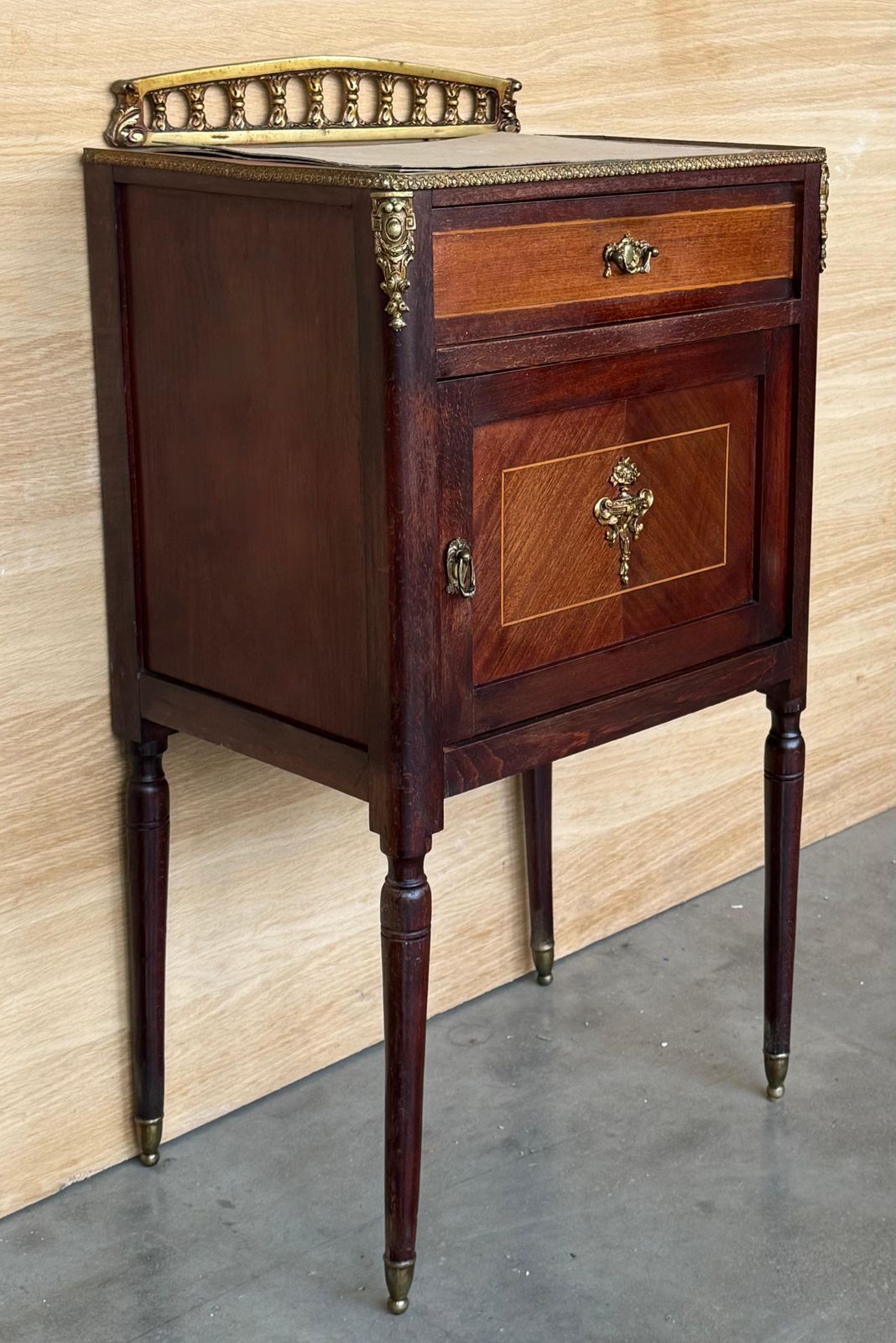 Paire de tables de chevet françaises en acajou, tiroir, porte et crête en bronze photo 2244.0