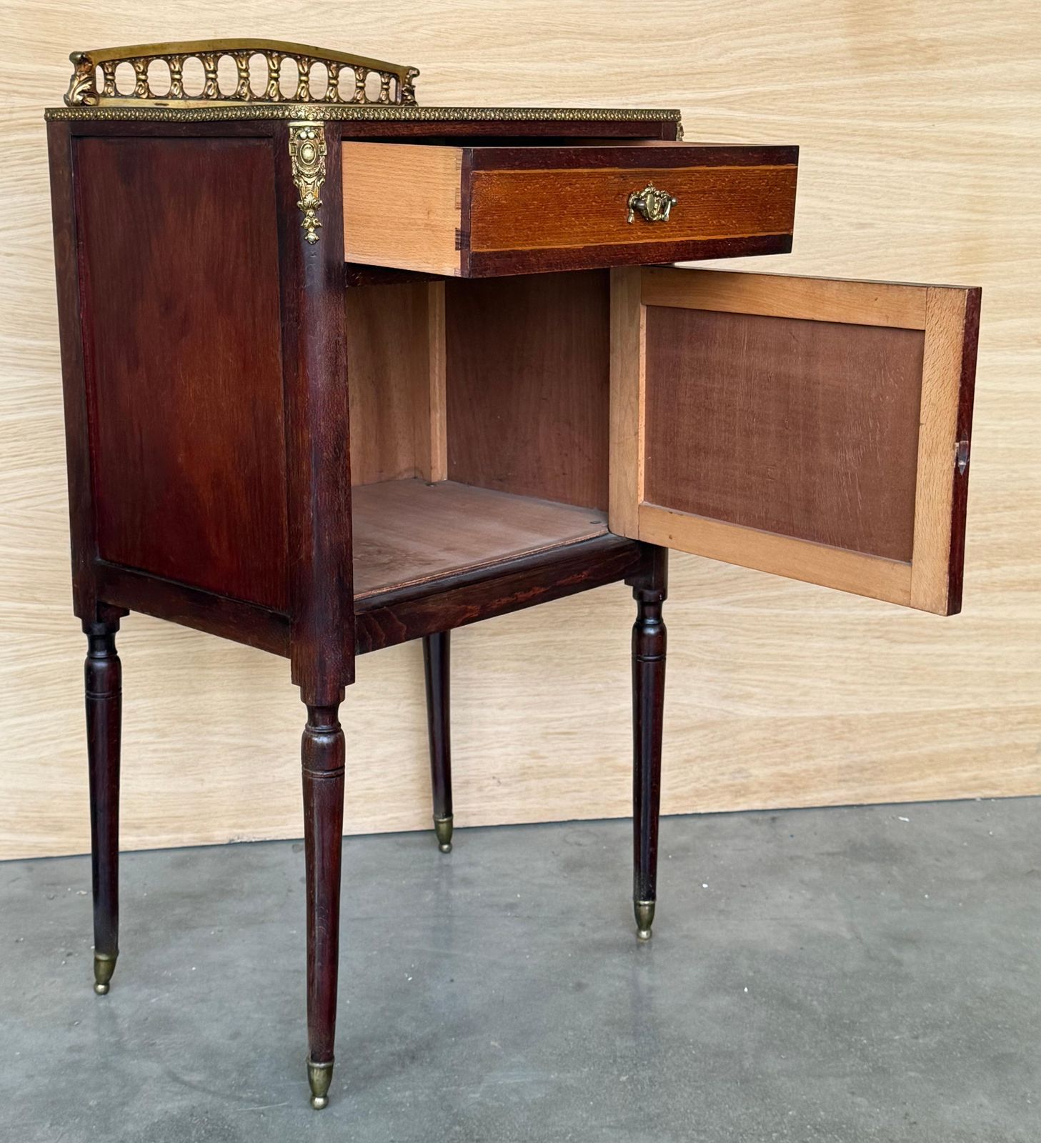 Paire de tables de chevet françaises en acajou, tiroir, porte et crête en bronze photo vinterior