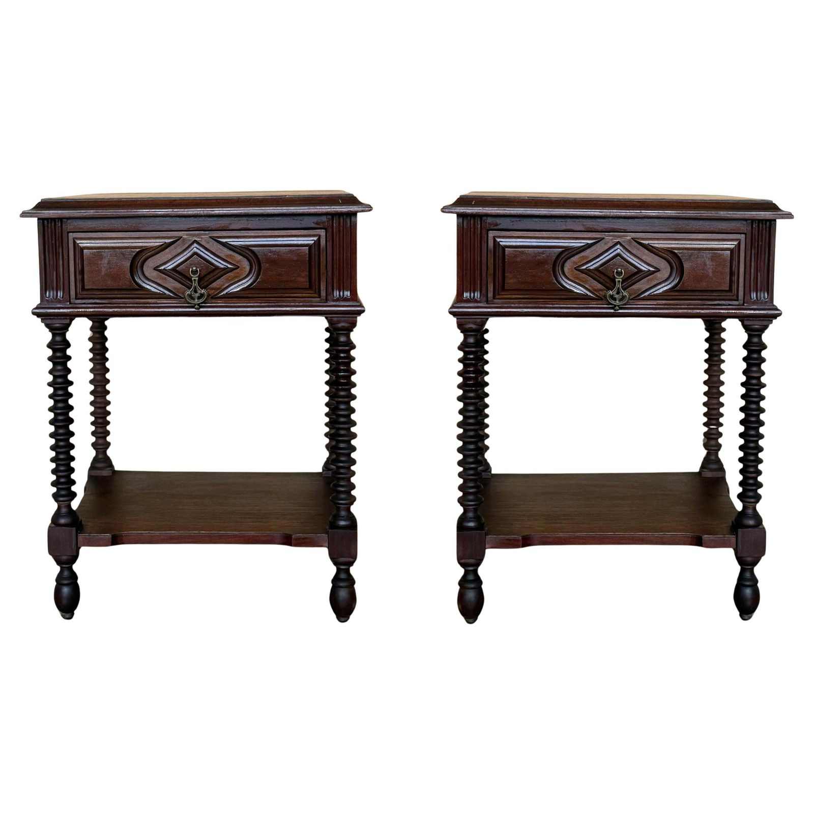 Paire de tables de chevet espagnoles à un tiroir, tablette basse et pieds en fuseau