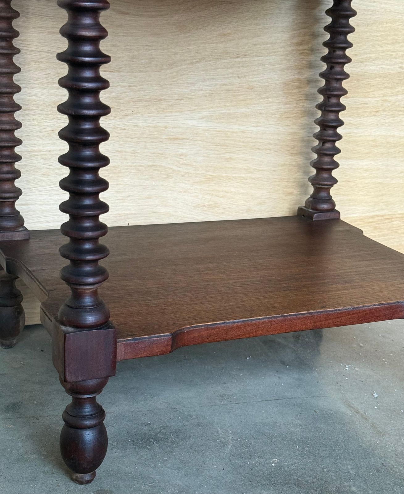 photo buy Paire de tables de chevet espagnoles à un tiroir, tablette basse et pieds en fuseau