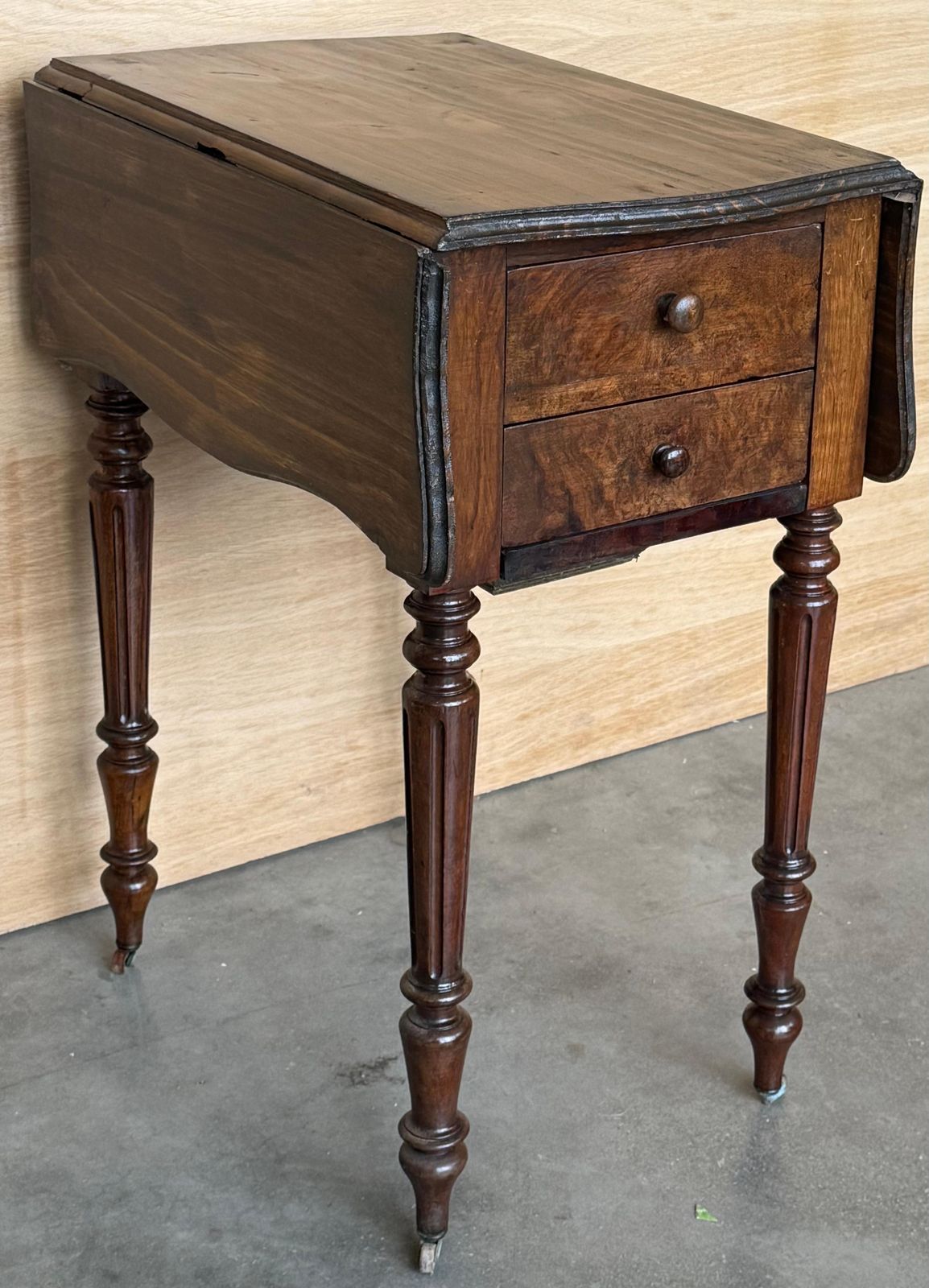 Paire de tables d'appoint victoriennes à abattants, pieds tournés et roulettes photo vinterior