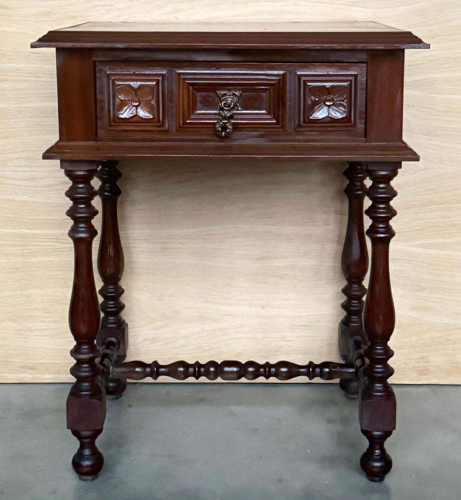 Paire de tables de chevet espagnoles en noyer sculpté, XXe siècle photo 2095.0