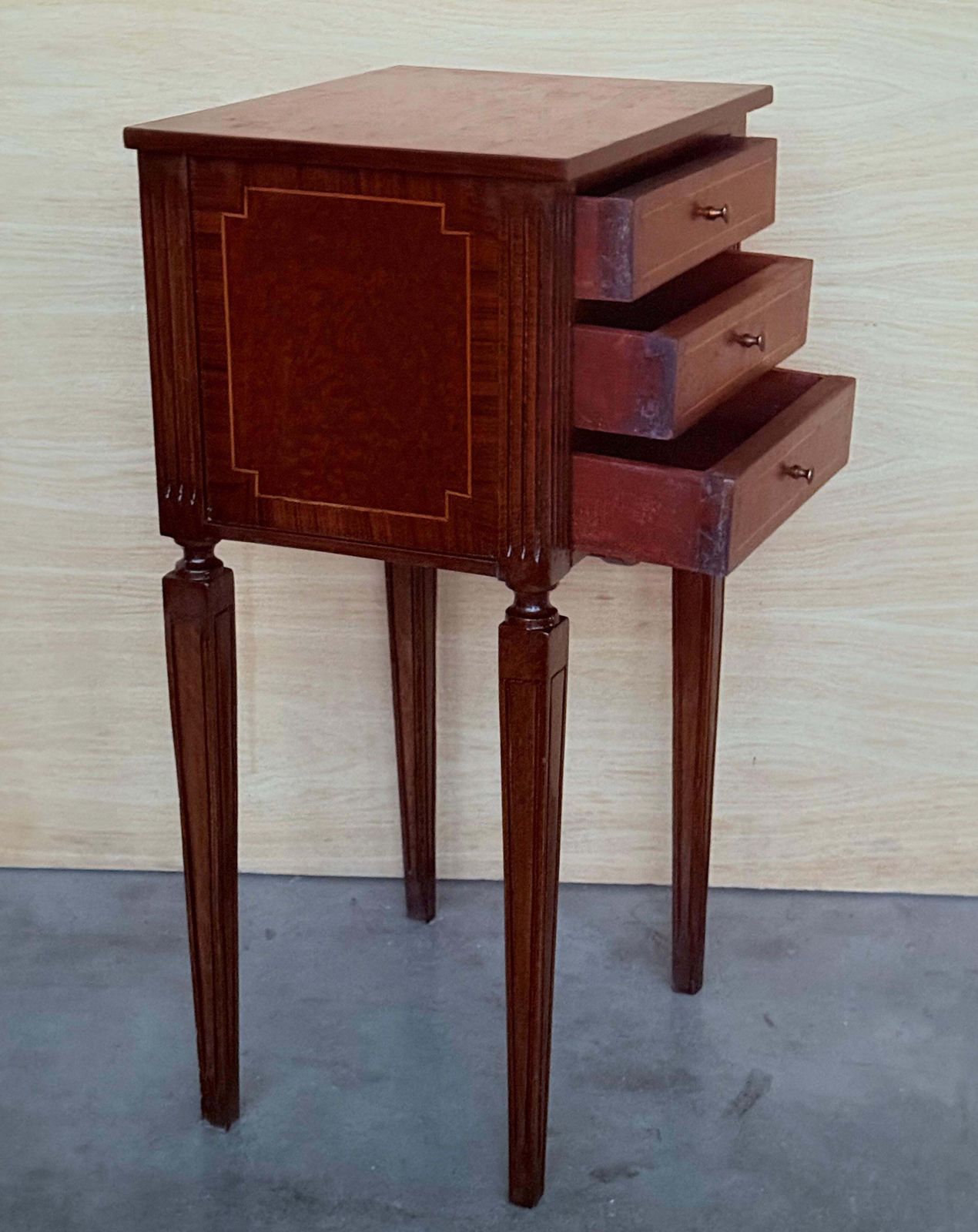 Mobilier Paire de tables de chevet françaises en marqueterie à trois tiroirs et ferrures en bronze photo