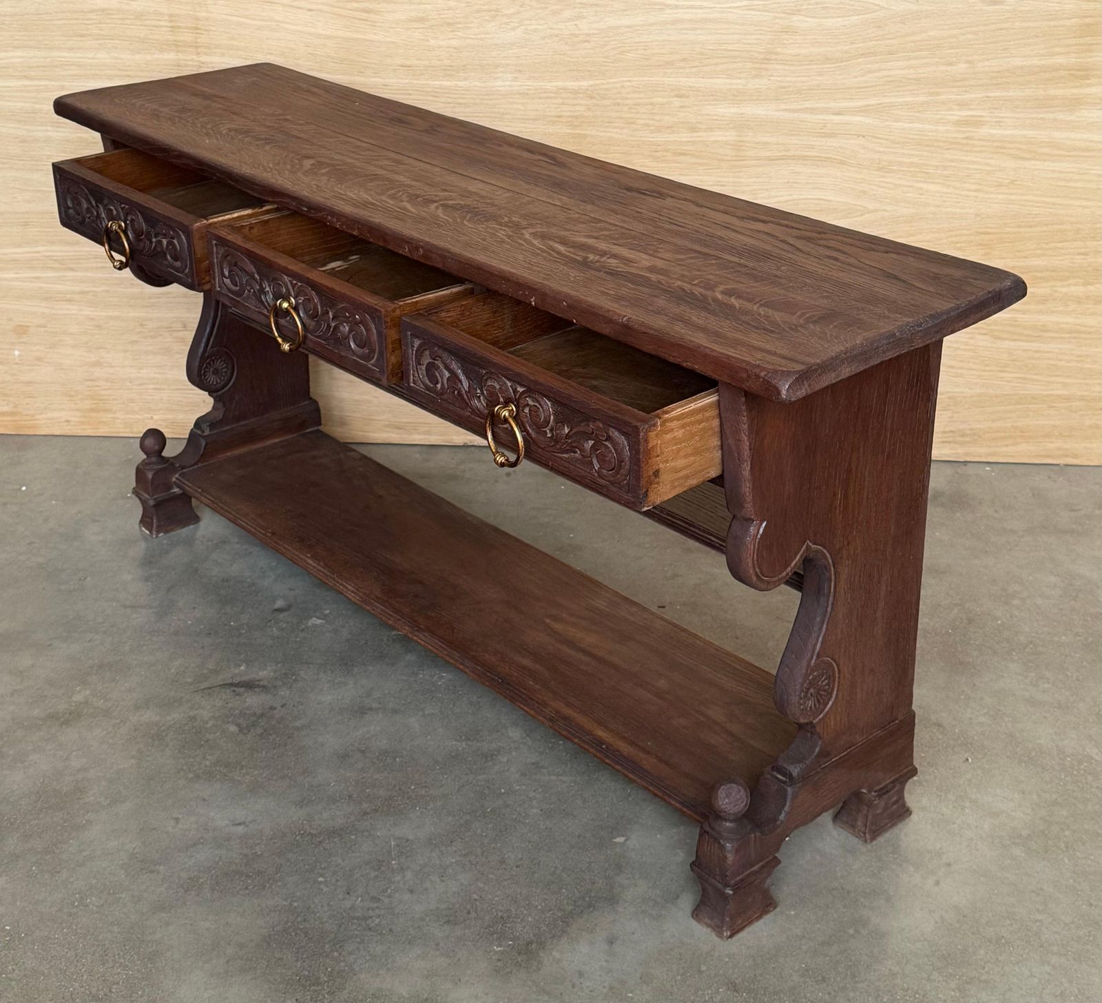 Mobilier Console catalane espagnole en noyer sculpté à la main, début du XXe siècle photo