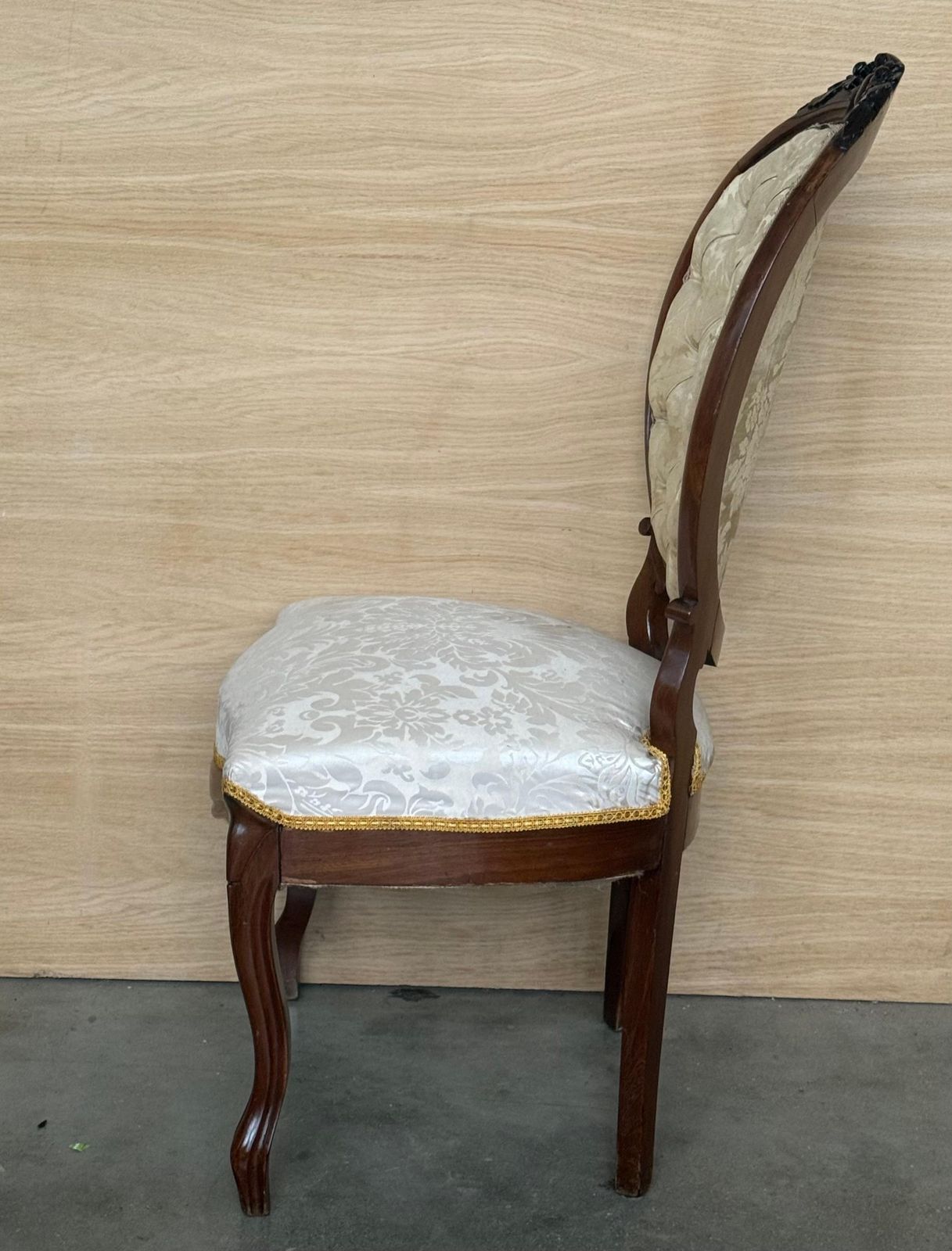 photo furniture Ensemble de six fauteuils Louis XVI d'époque XIXe siècle en noyer massif, France ~ Fauteuils