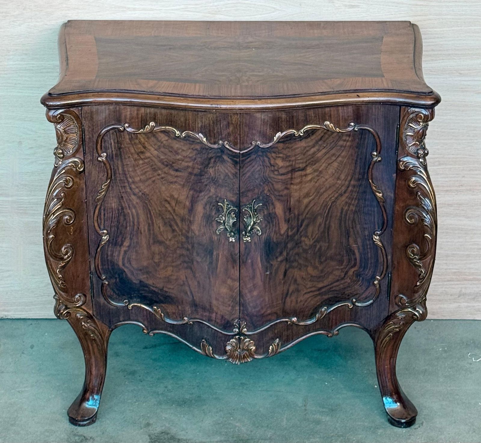Tables de chevet ou commodes françaises sculptées à portes en loupe de noyer, années 1930, lot de 2 photo for sale