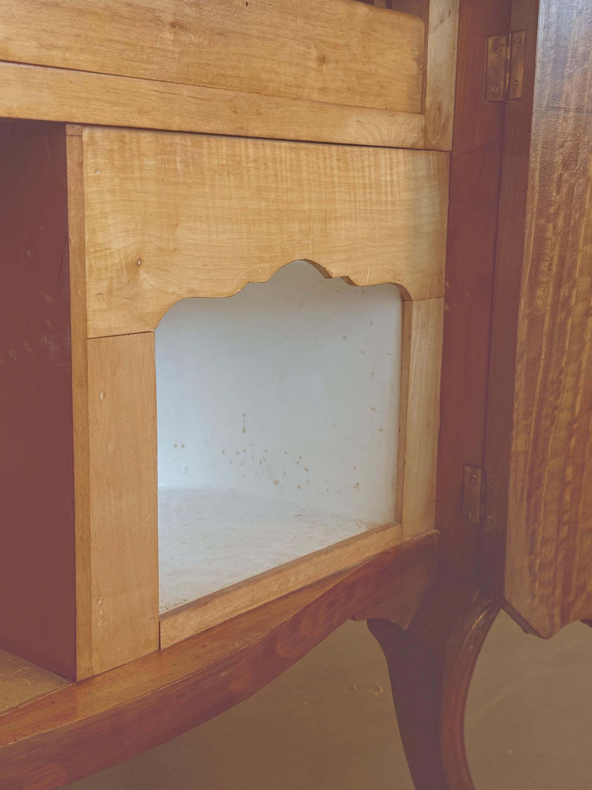 photo vintage Tables de chevet ou commodes françaises sculptées à portes en loupe de noyer, années 1930, lot de 2