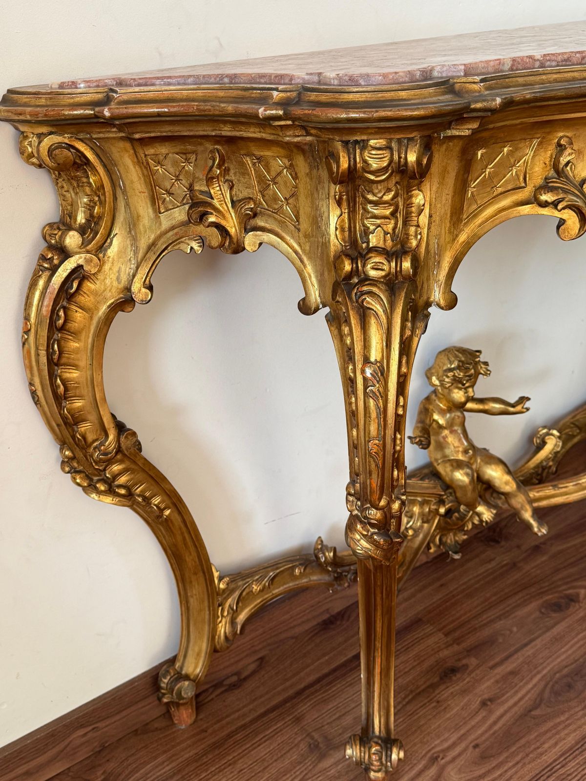 photo furniture Console baroque en noyer doré et sculpté, avec ormolu et marbre, XIXe siècle, motif chérubin