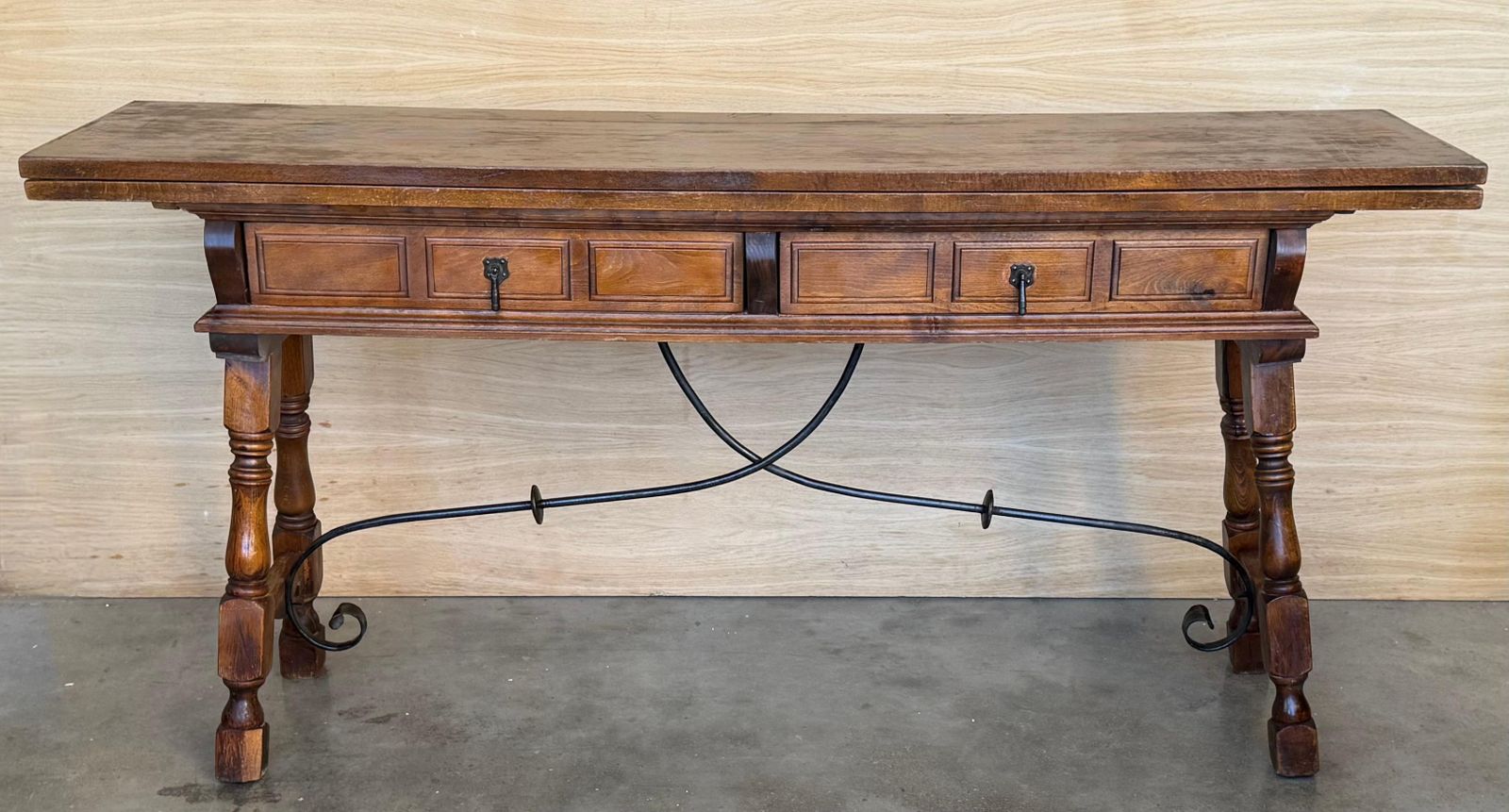 Console espagnole du XXe siècle à abattant, en fer forgé avec deux tiroirs photo furniture