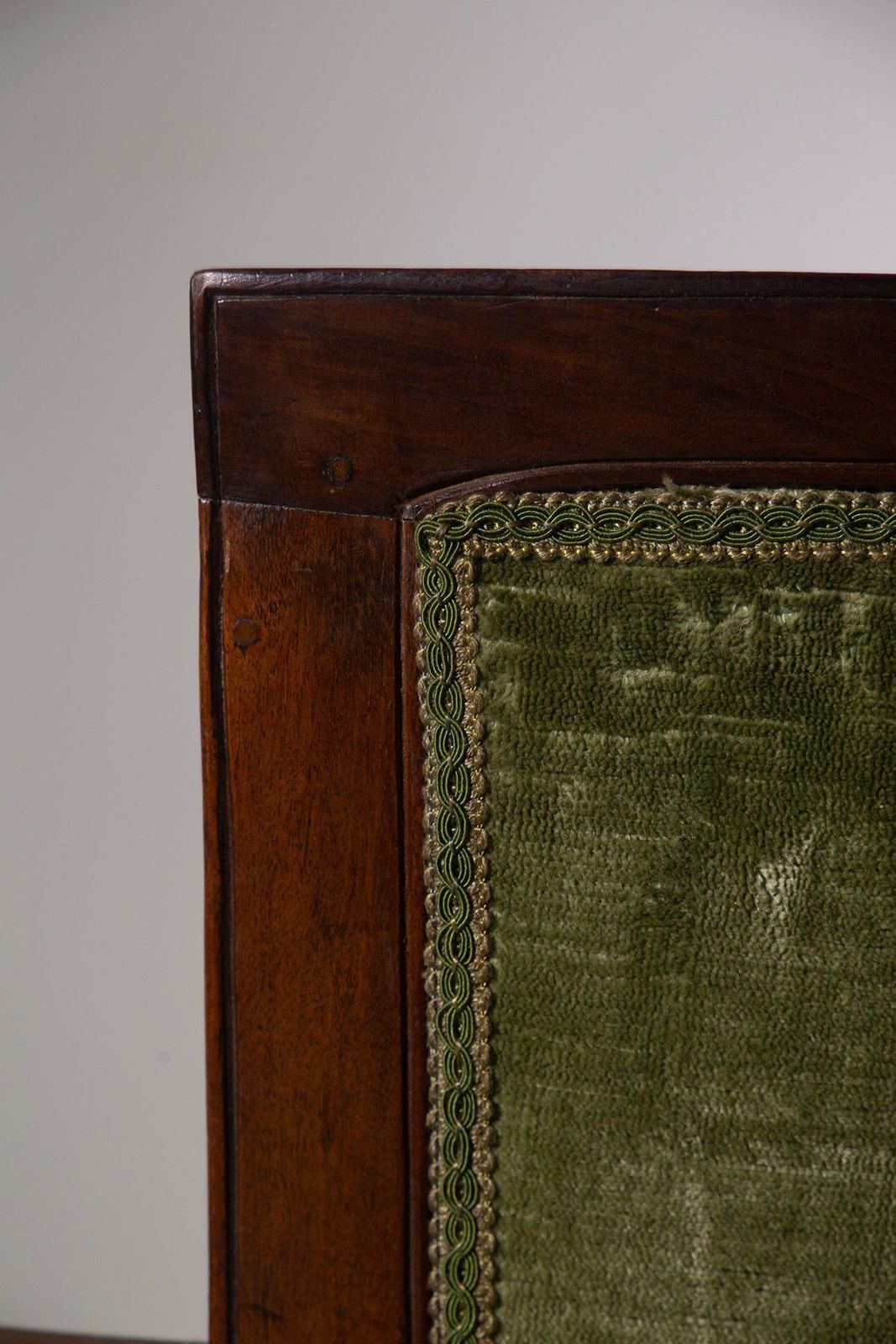 photo vintage English Victorian Period Green Velvet Swivel Armchair, Malacrida Collection