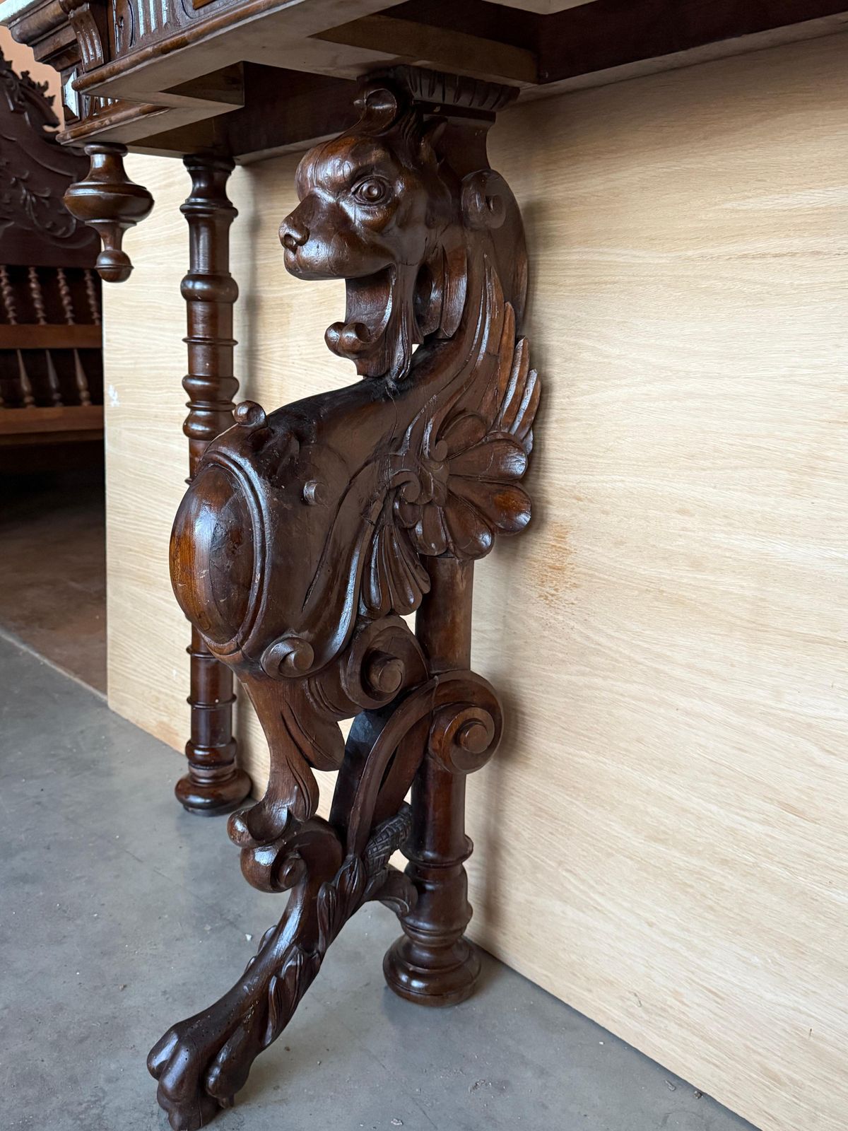 photo furniture Buste figuratif sculpté d'époque, style Renaissance italienne, tête de lion ailé