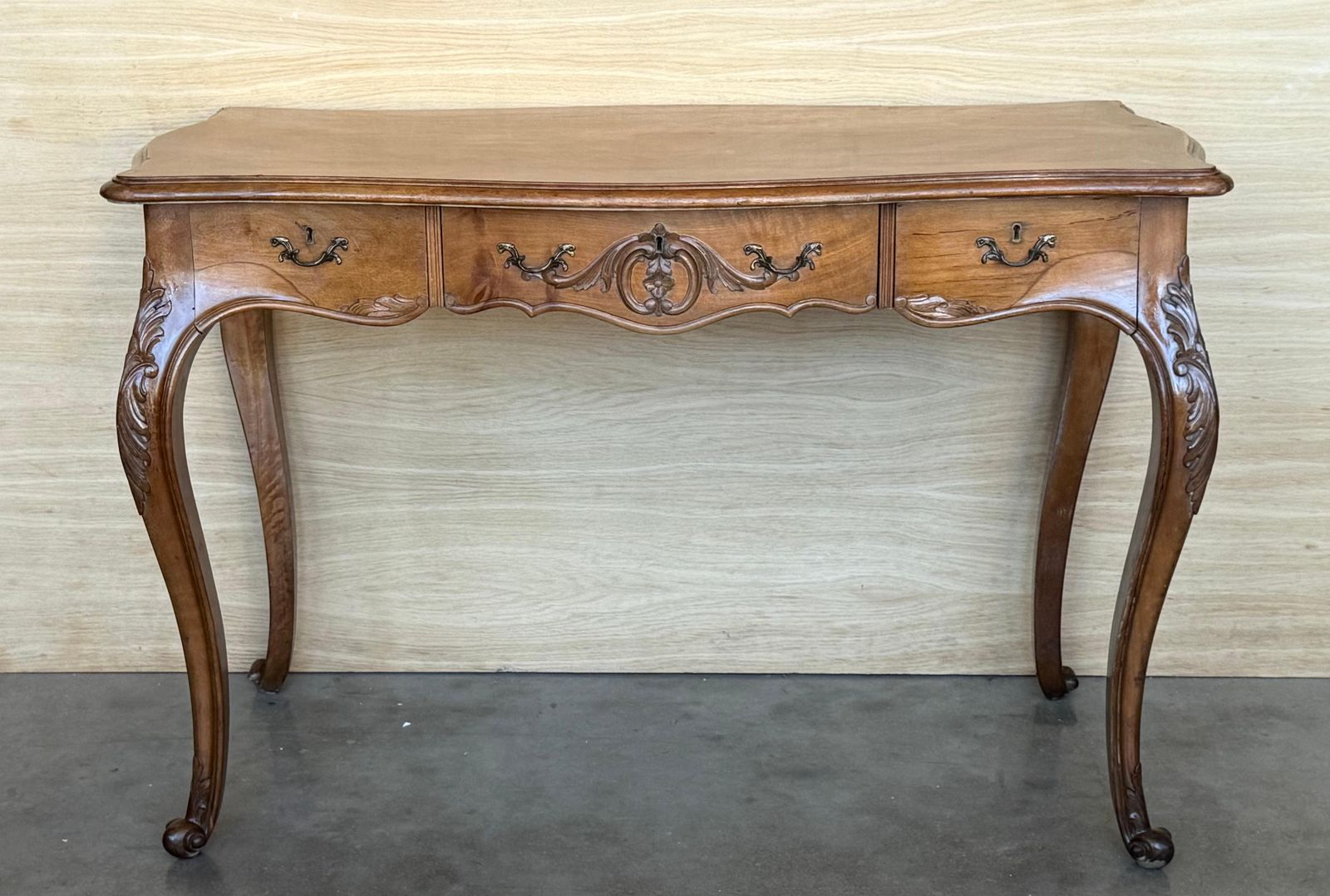 Bureau Louis XV de style français en bois, XXe siècle, 1920 photo for sale
