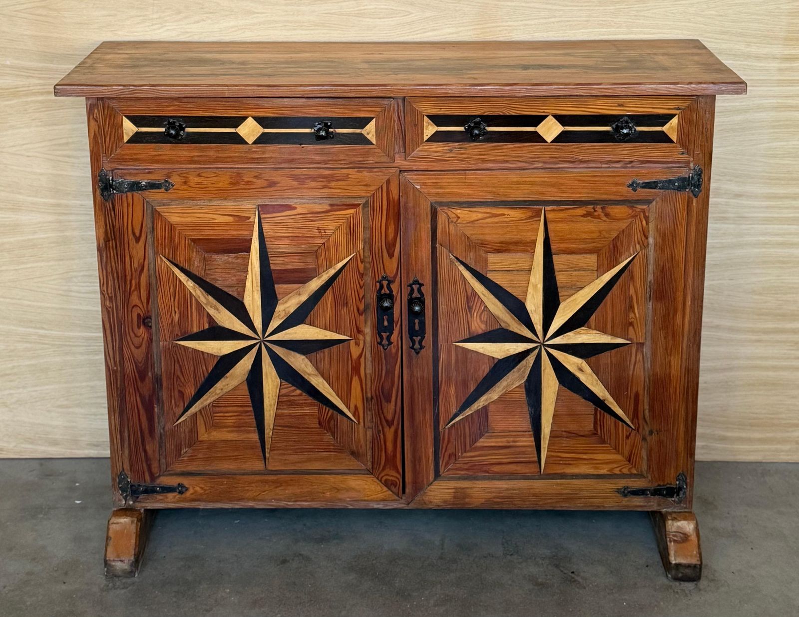 Buffet espagnol en noyer sculpté, deux tiroirs, marqueterie, style toscan, XIXe siècle photo for sale