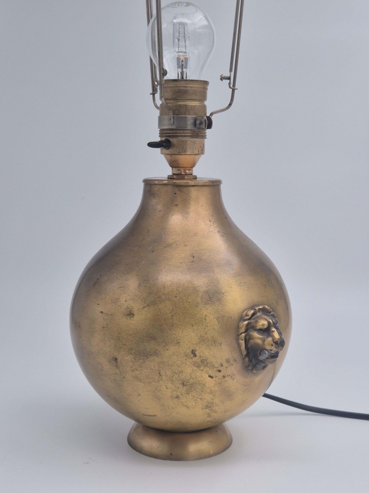 photo furniture Table Lamp In Brass With Decor Of Lion, Swedish Grace 1920/30s