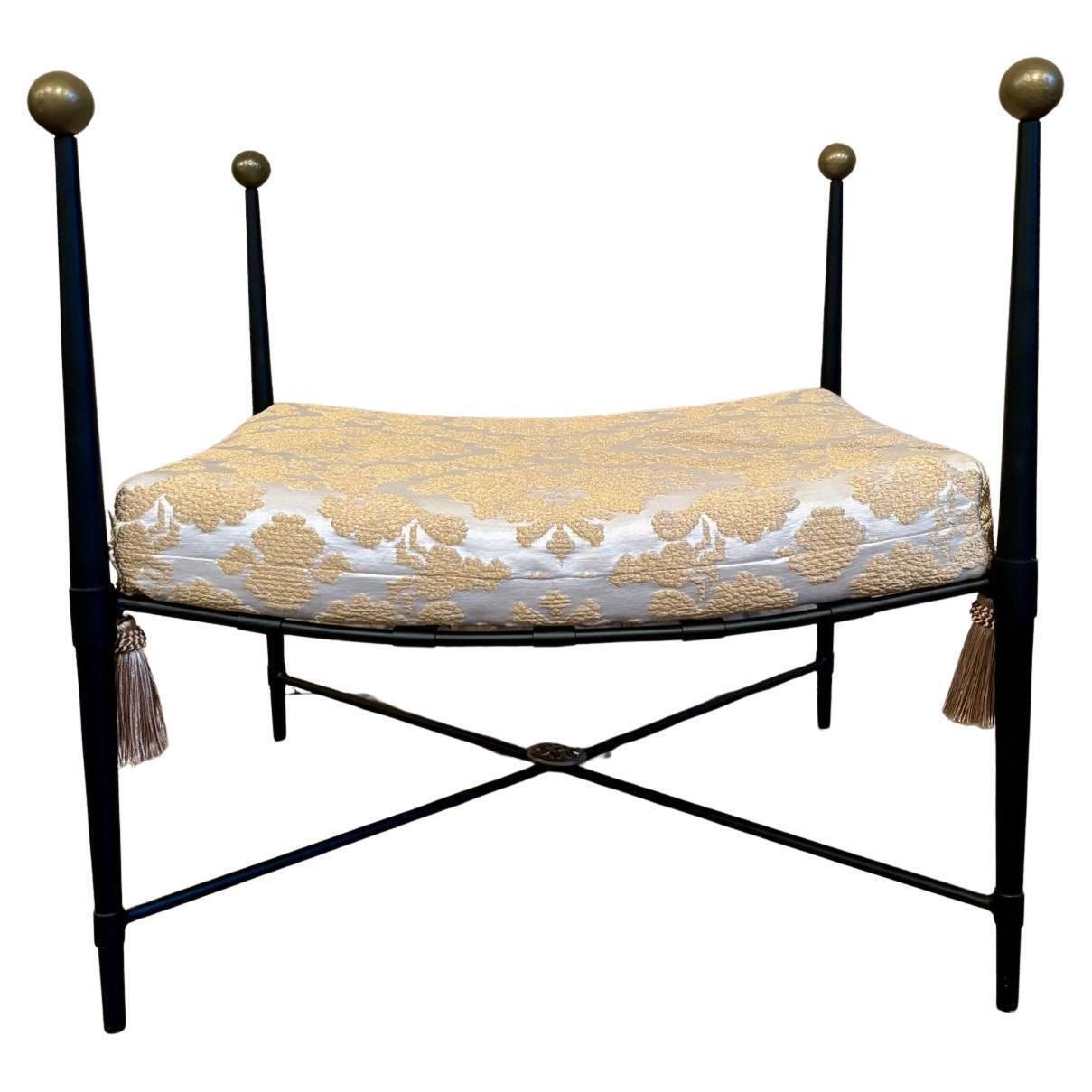 Banc curule en fer forgé noir, tissu damassé or et blanc