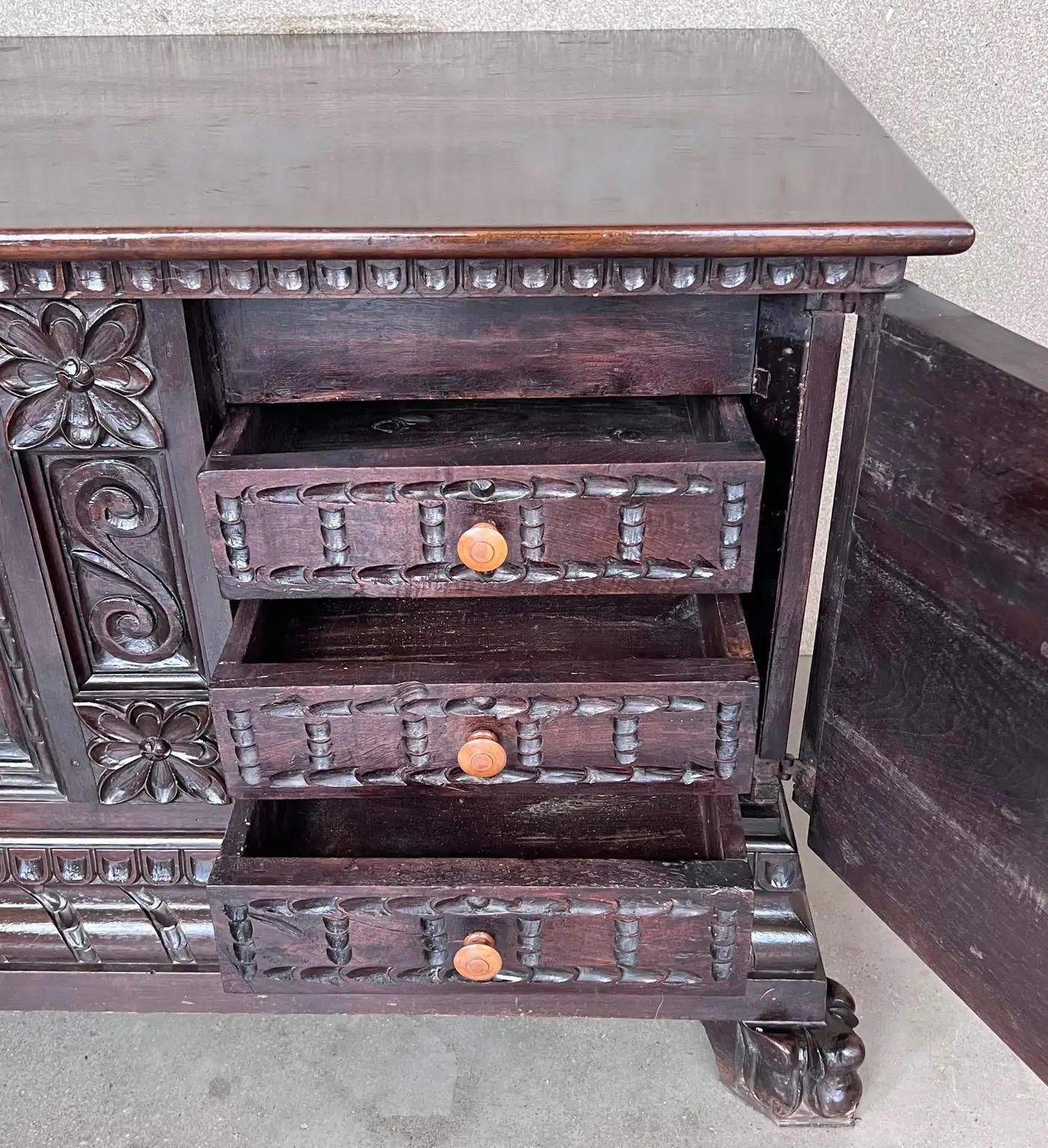 Cassone italien sculpté du XIXe siècle avec quincaillerie d'origine photo vinterior