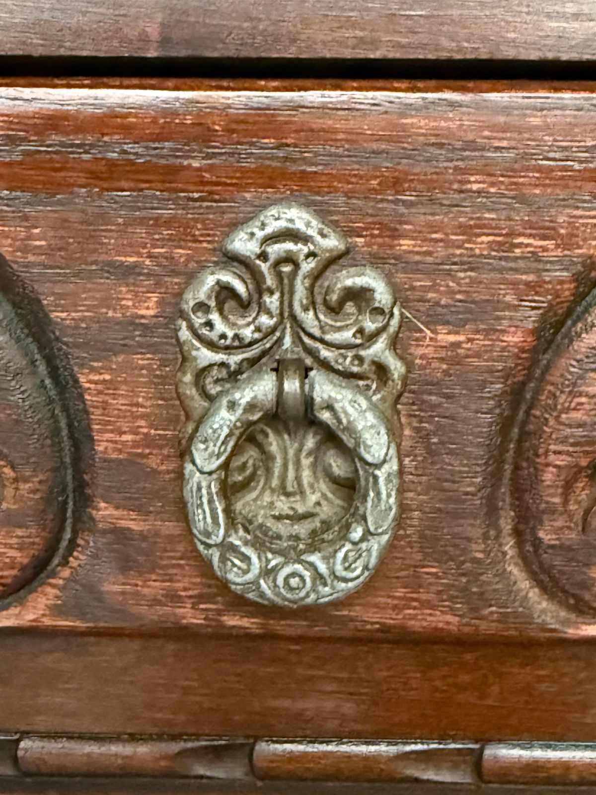 photo buy Table console ou table de canapé de style campagnard espagnol en noyer, avec tiroirs sculptés