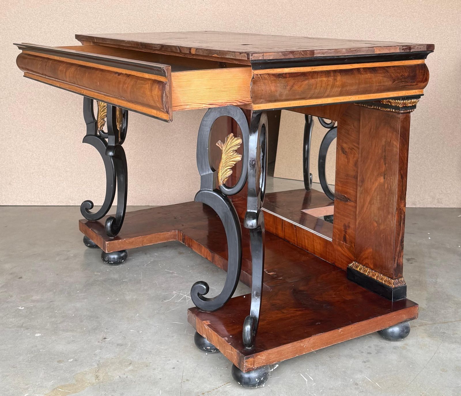 Console d'Empire autrichien avec miroir dorsal et piédestaux en forme de cygnes photo buy