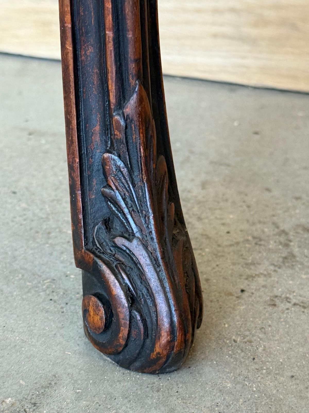 Mobilier Console Régence française en noyer sculpté, détails polychromes et plateau en marbre photo