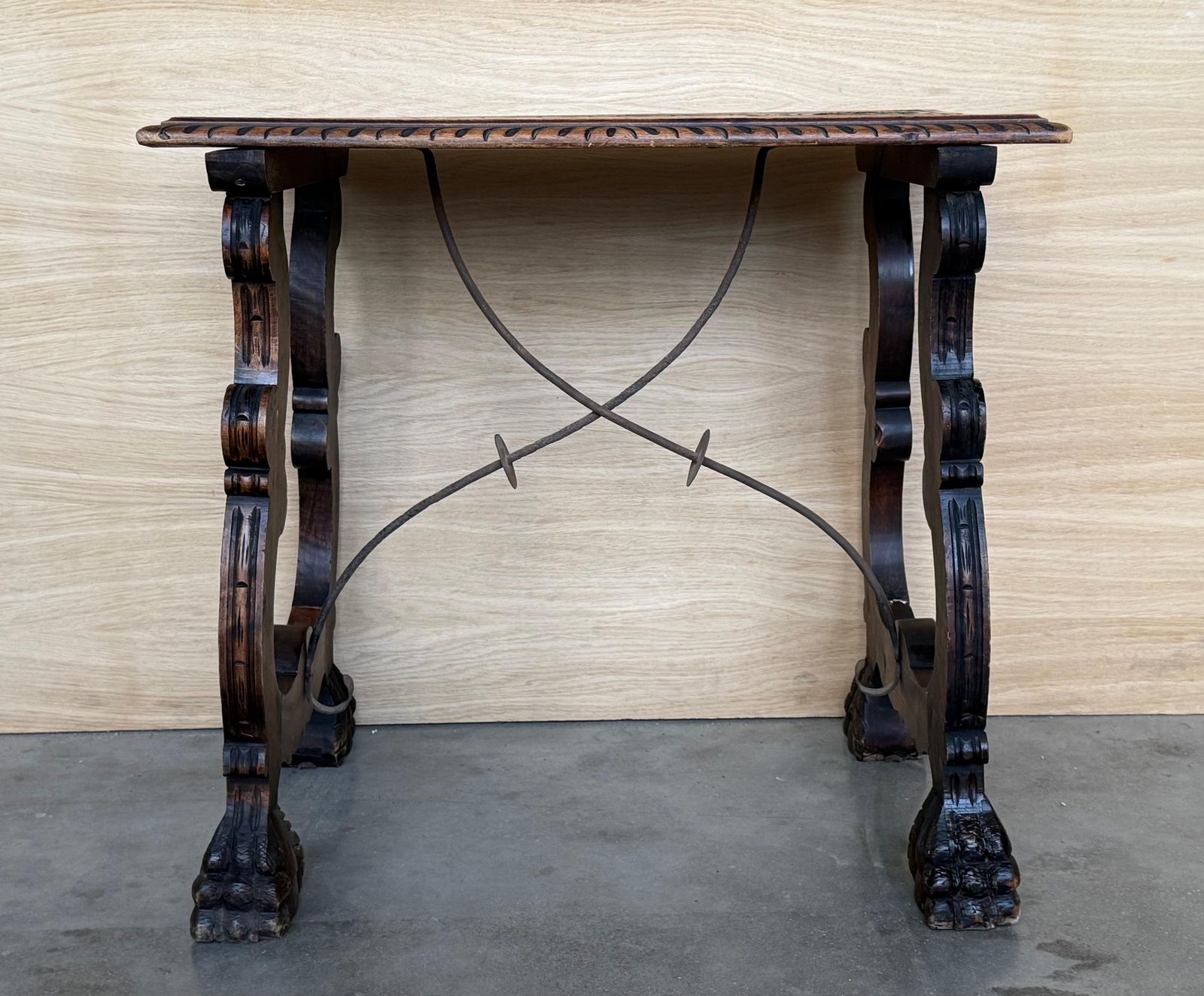 Table d'appoint en noyer, pieds en lyre sculptés et plateau sculpté, Espagne, XIXe siècle photo for sale