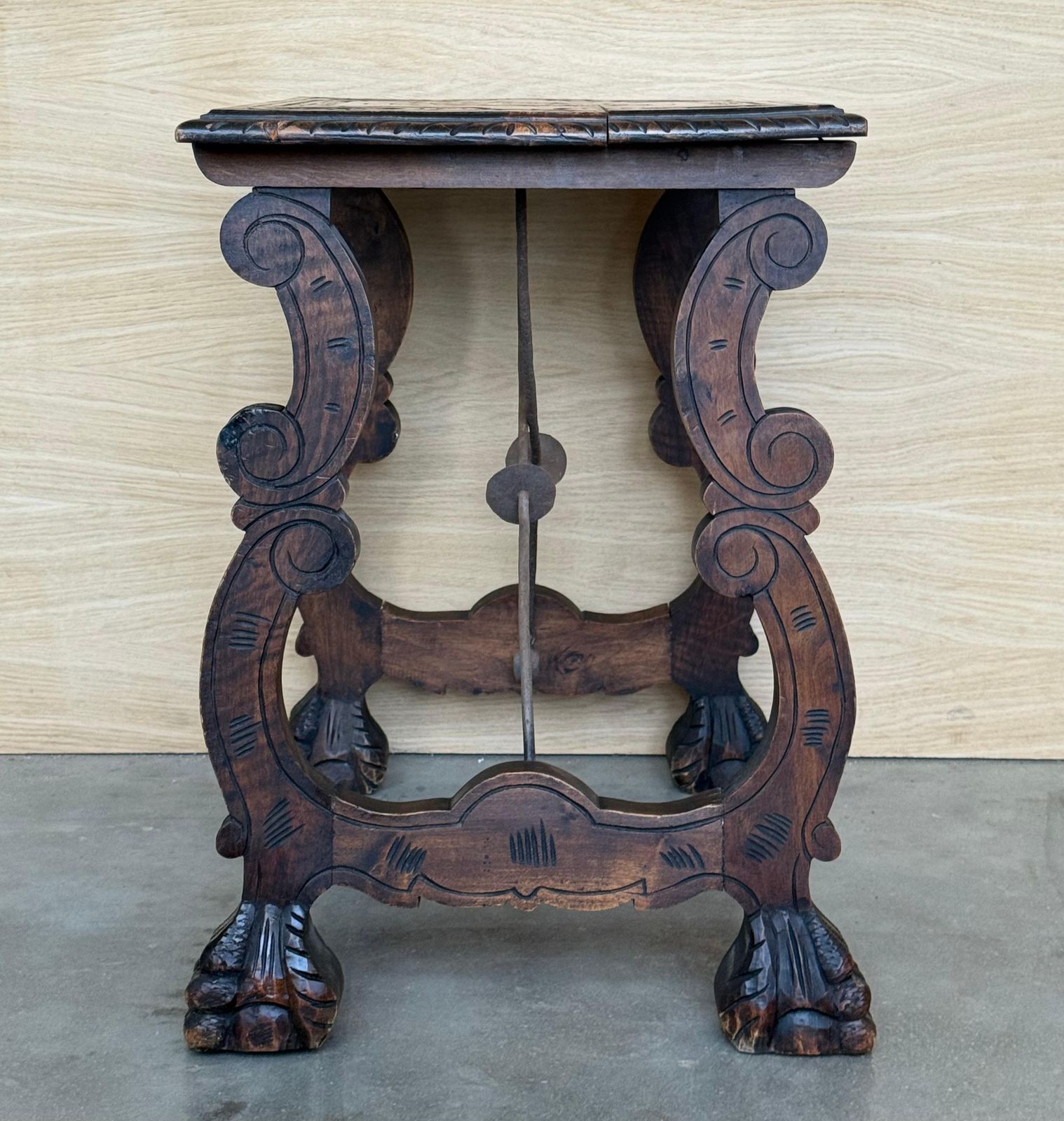 Table d'appoint en noyer, pieds en lyre sculptés et plateau sculpté, Espagne, XIXe siècle photo buy