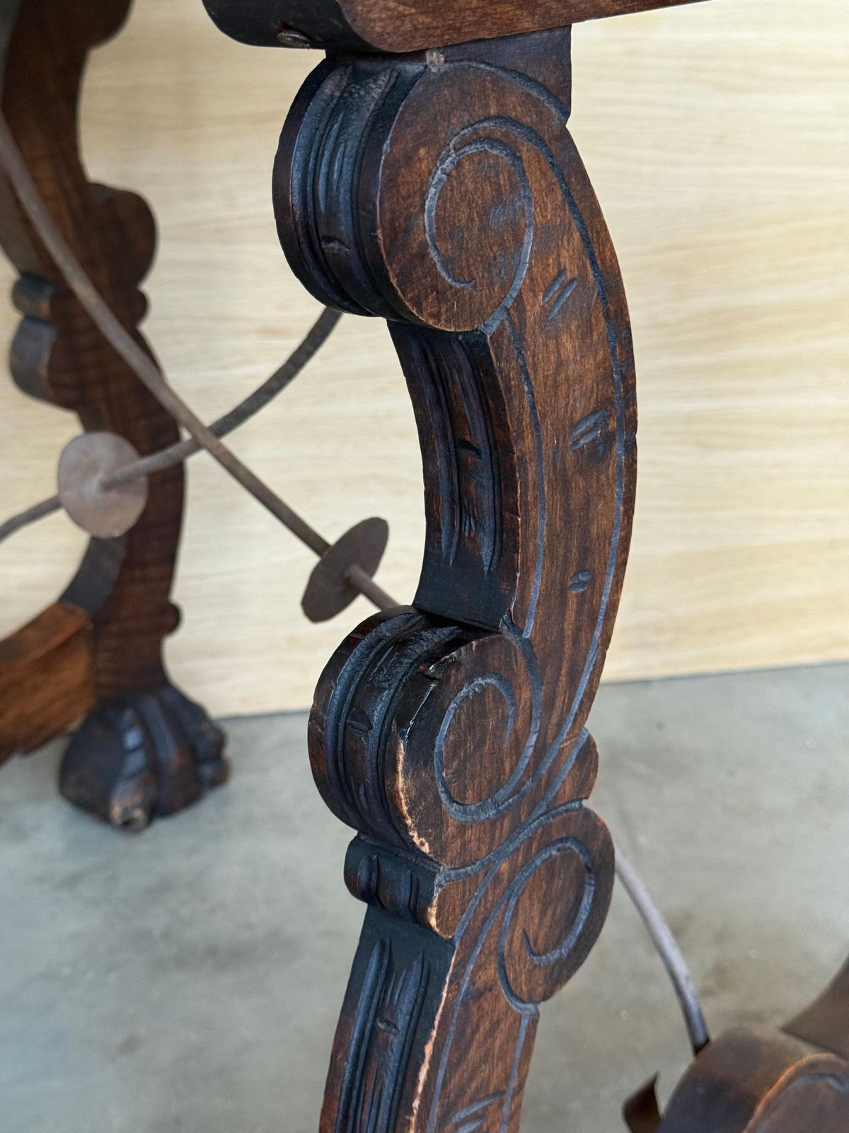 Mobilier Table d'appoint en noyer, pieds en lyre sculptés et plateau sculpté, Espagne, XIXe siècle photo