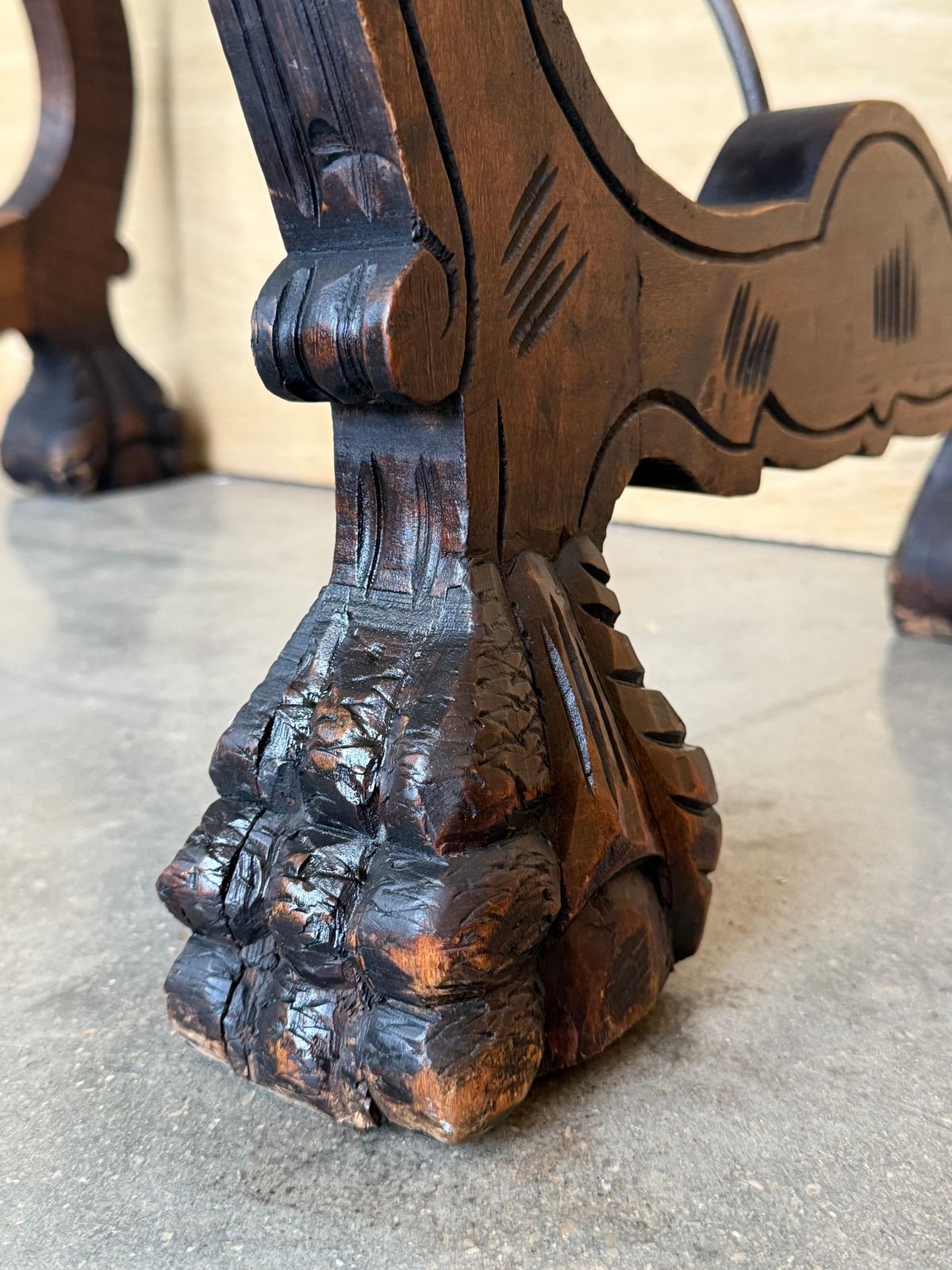 photo vinterior Table d'appoint en noyer, pieds en lyre sculptés et plateau sculpté, Espagne, XIXe siècle