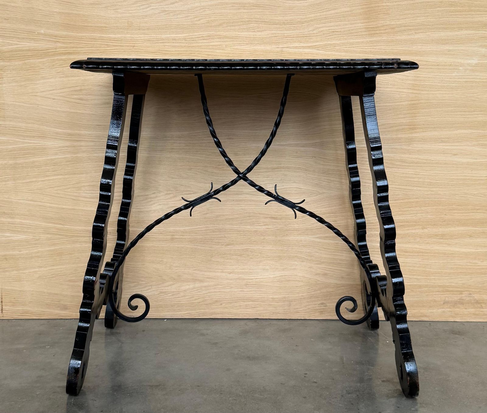 Table d'appoint baroque espagnole ébonisée, pieds en lyre, XIXe siècle photo for sale