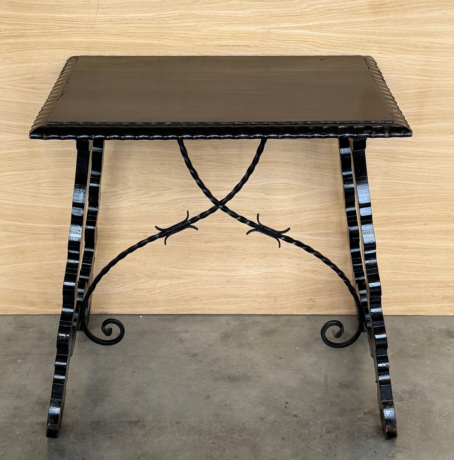 Table d'appoint baroque espagnole ébonisée, pieds en lyre, XIXe siècle photo Mobilier