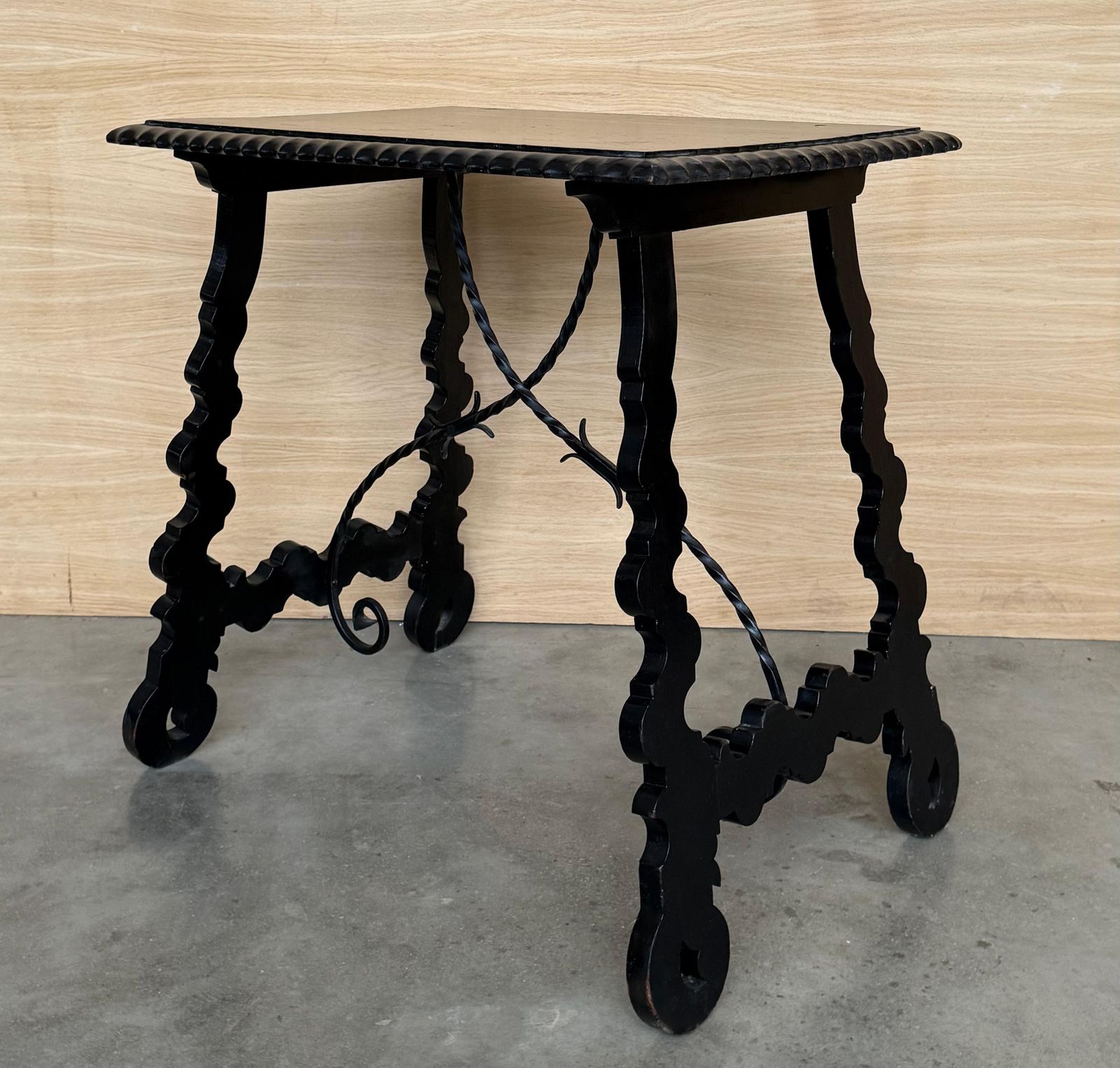 Table d'appoint baroque espagnole ébonisée, pieds en lyre, XIXe siècle photo buy