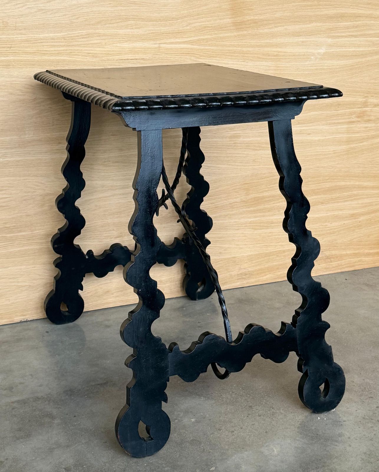 Mobilier Table d'appoint baroque espagnole ébonisée, pieds en lyre, XIXe siècle photo