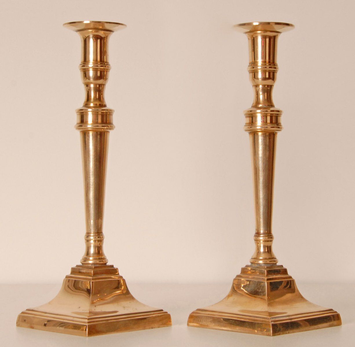 photo furniture Antique English Candlesticks In Bronze, 1700s, Set Of 2