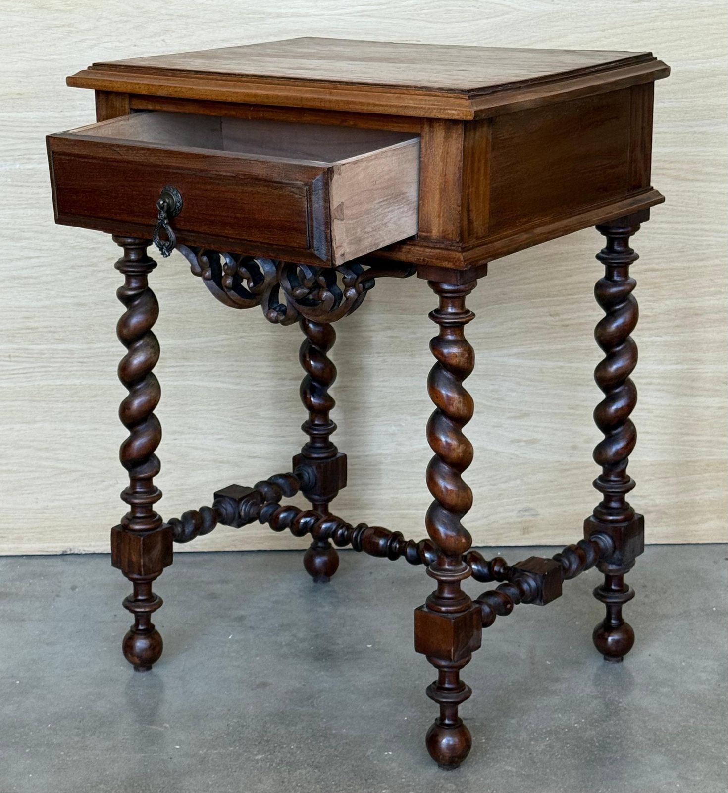 Paire de tables de chevet espagnoles sculptées, pieds salomoniques et fronton photo buy