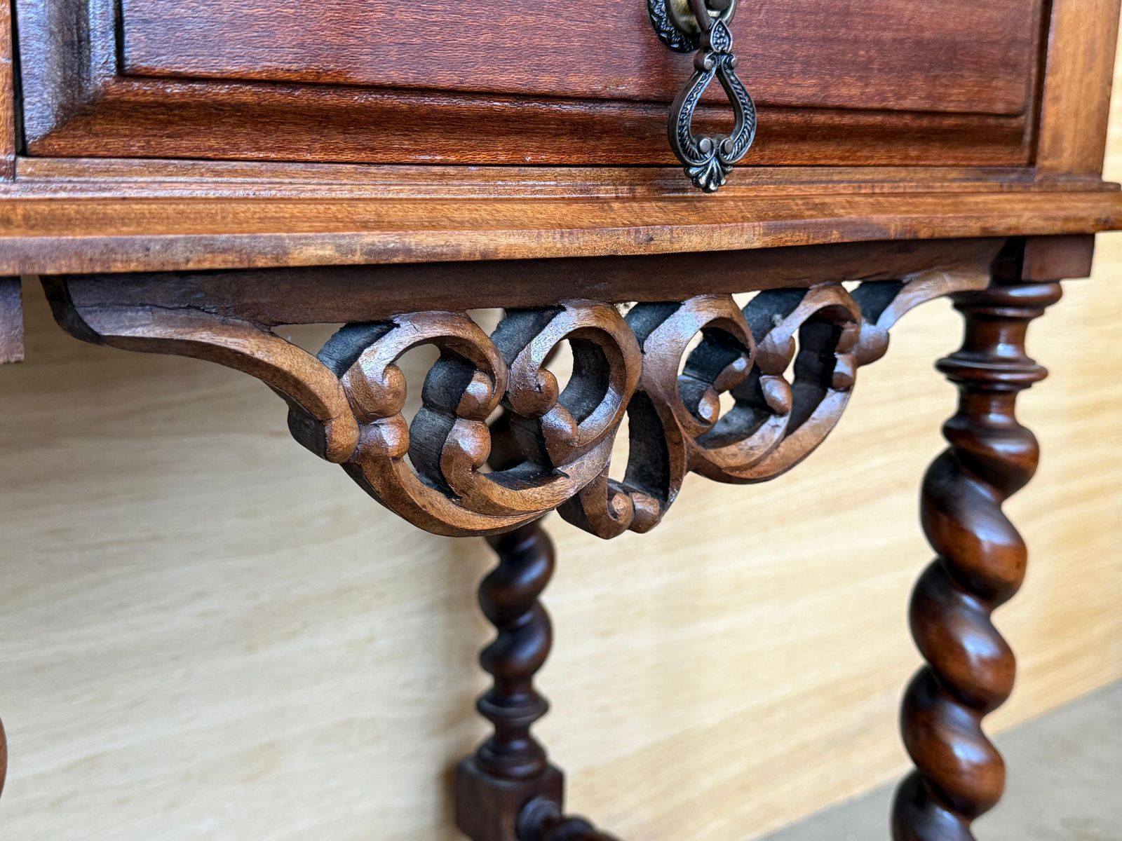 Paire de tables de chevet espagnoles sculptées, pieds salomoniques et fronton photo vintage