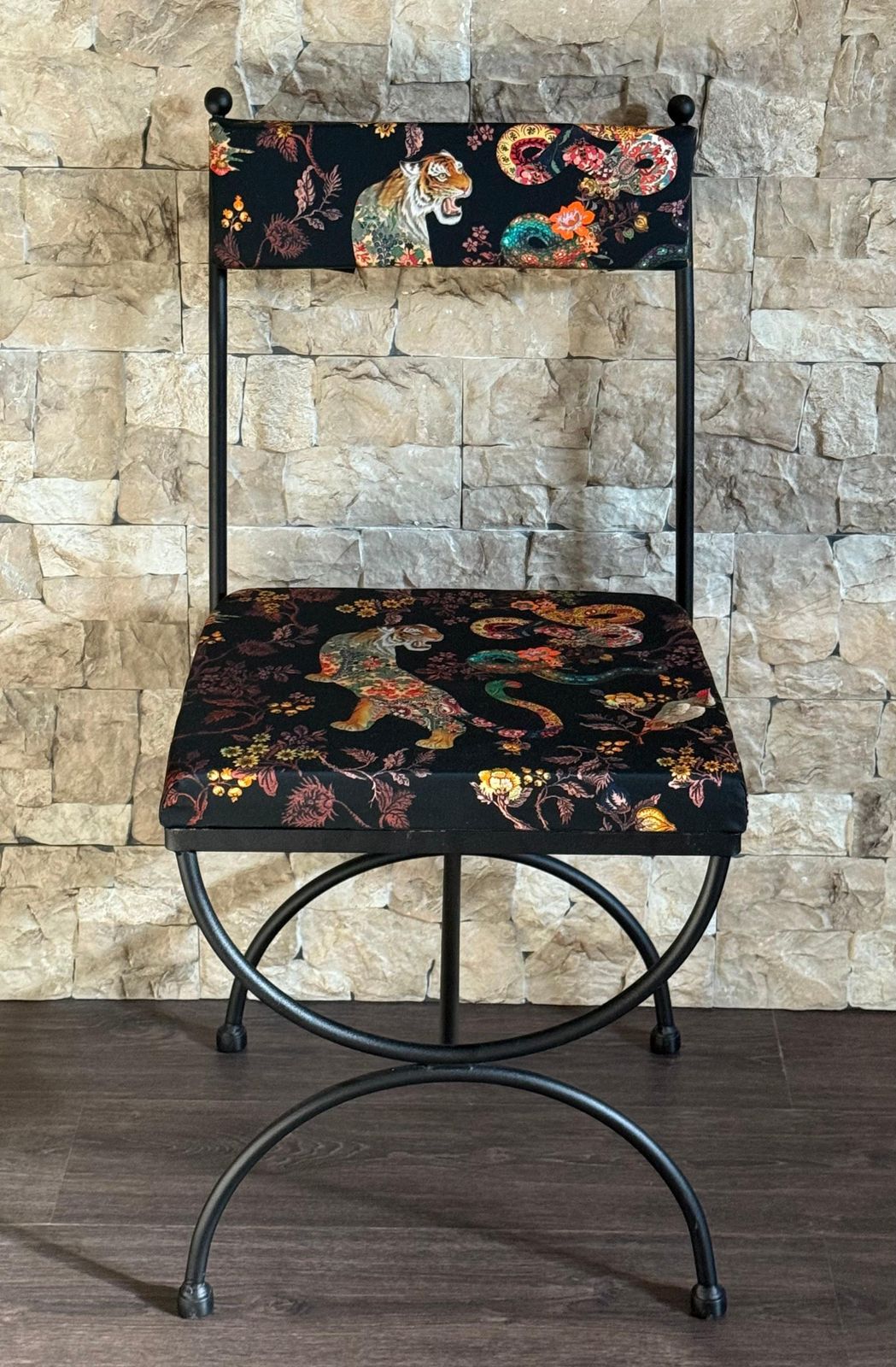 Paire de chaises en fer forgé, revêtement en tissu Silinog par Etro au dossier et à l'assise photo for sale