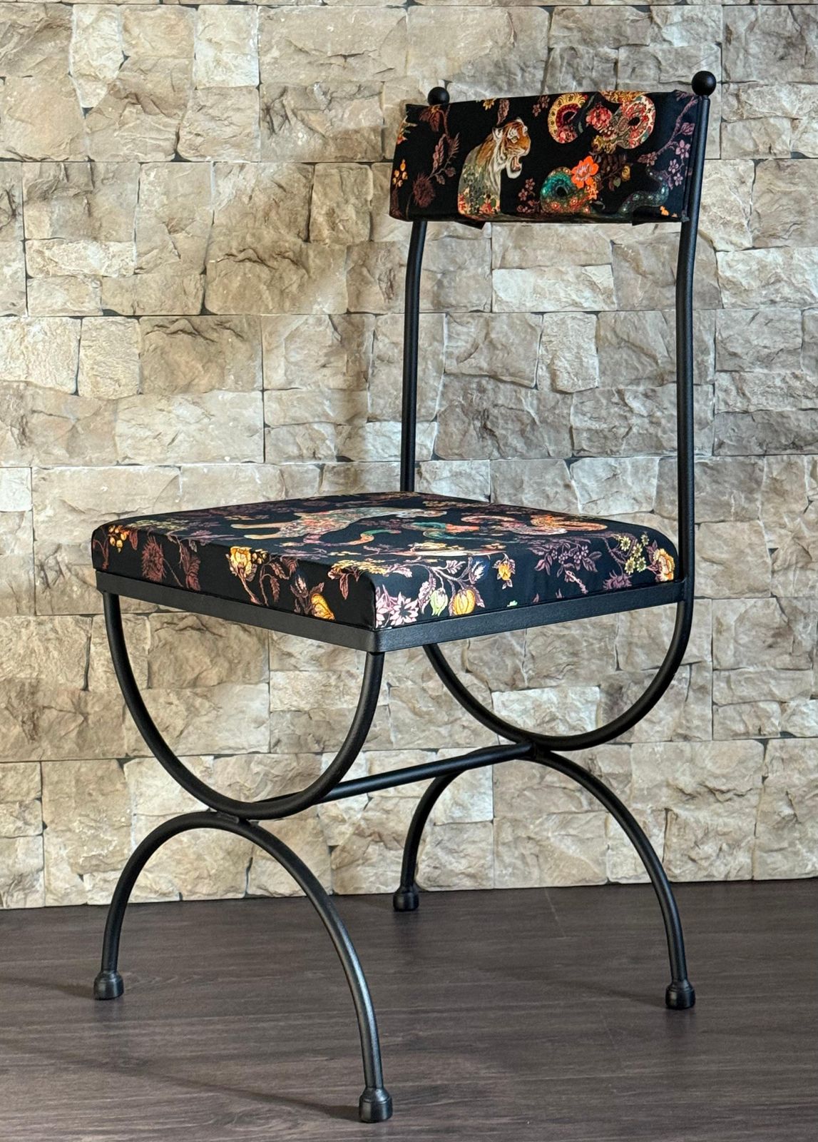 Paire de chaises en fer forgé, revêtement en tissu Silinog par Etro au dossier et à l'assise photo buy