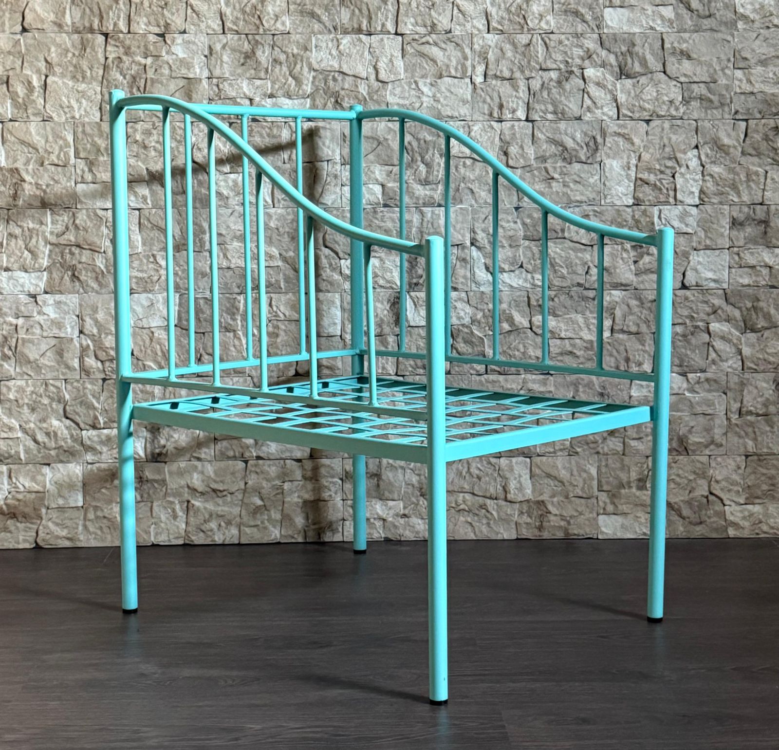 Fauteuil de jardin en fer forgé turquoise, assise à claire-voie photo vinterior