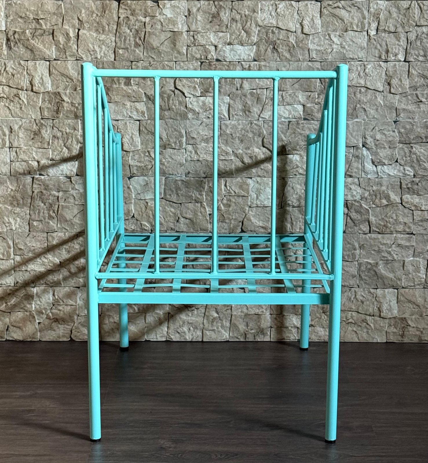 Fauteuil de jardin en fer forgé turquoise, assise à claire-voie photo vintage