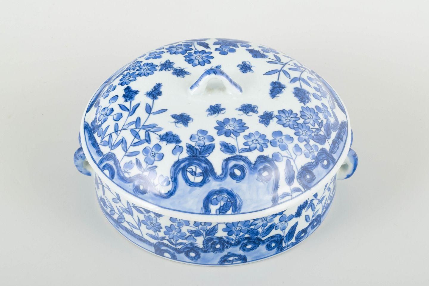 Oval Chinese Tureen With Lid In Porcelain. Floral And Foliate Motifs. 20th C. photo furniture