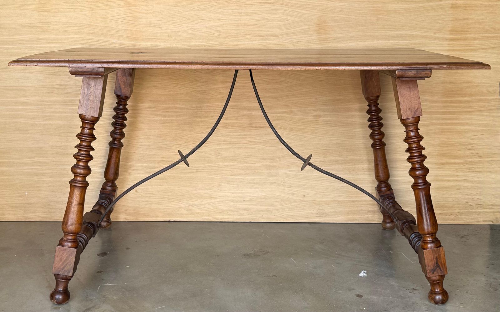 Table d'appoint espagnole du XIXe siècle, pieds tournés sculptés et double entretoise photo furniture