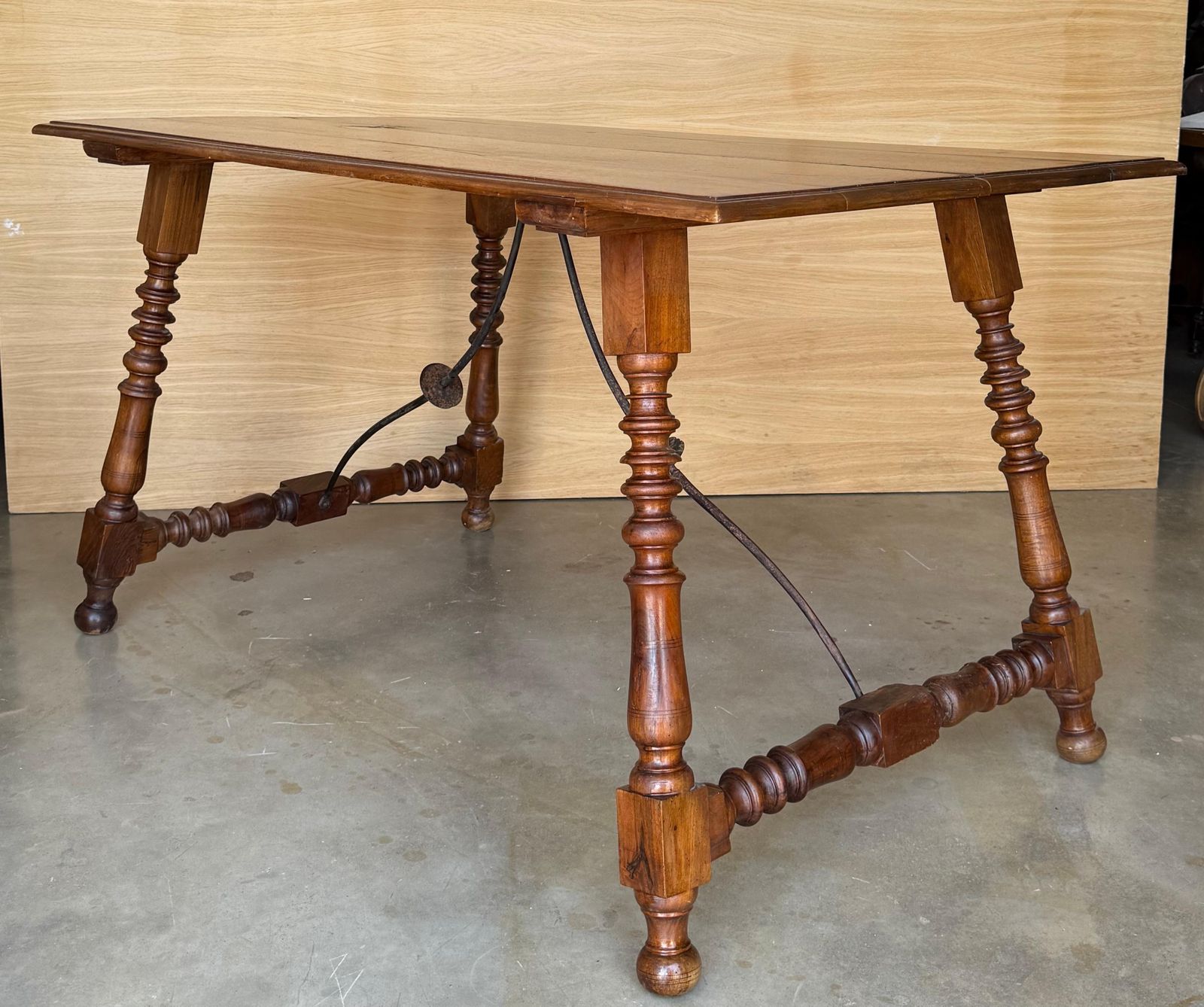 Table d'appoint espagnole du XIXe siècle, pieds tournés sculptés et double entretoise photo Mobilier