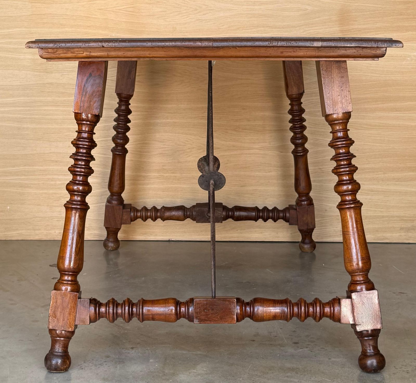photo furniture Table d'appoint espagnole du XIXe siècle, pieds tournés sculptés et double entretoise