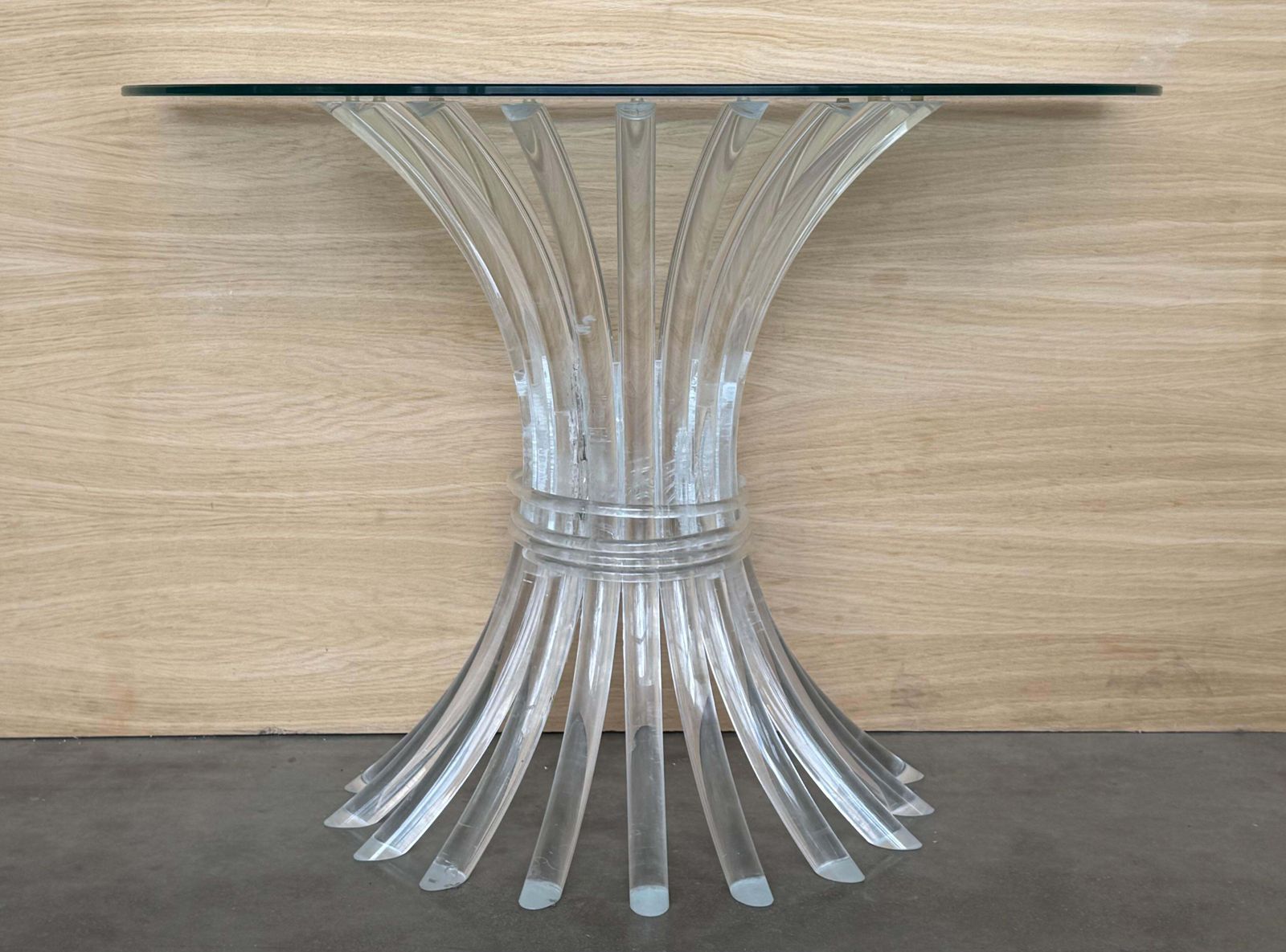 Console demi-lune, pied central en Lucite, plateau en verre transparent photo furniture